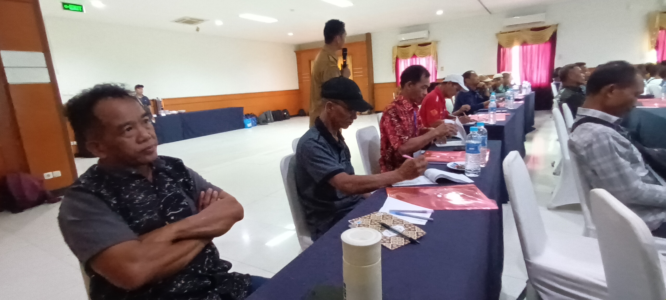 NAIK TUNJANGAN : Jajaran Ketua RT di Tabalong saat mendapatkan bimbingan teknis untuk kinerja mereka di tengah masyarakat. (Foto: Ibnu Dwi Wahyudi)