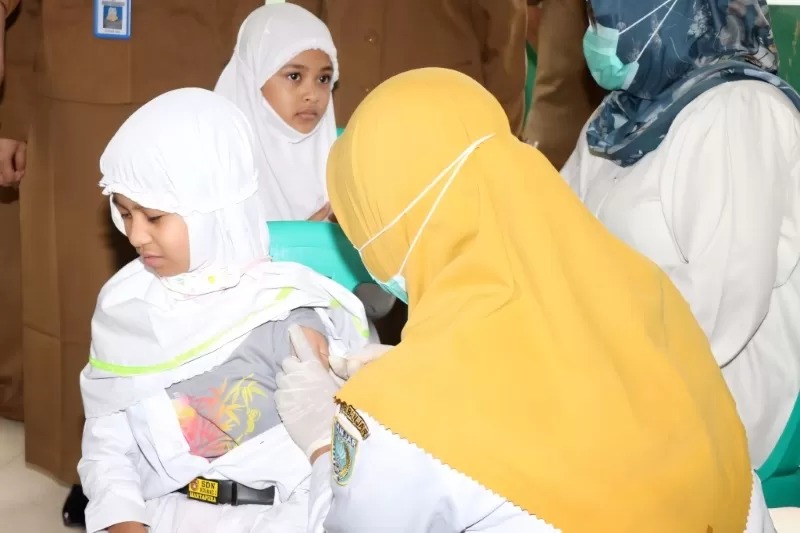 IMUNISASI: Anak perempuan usia sekolah kelas lima, enam dan sembilan bakal disuntik imunisasi vaksin HPV pada Agustus mendatang. (dokumen)