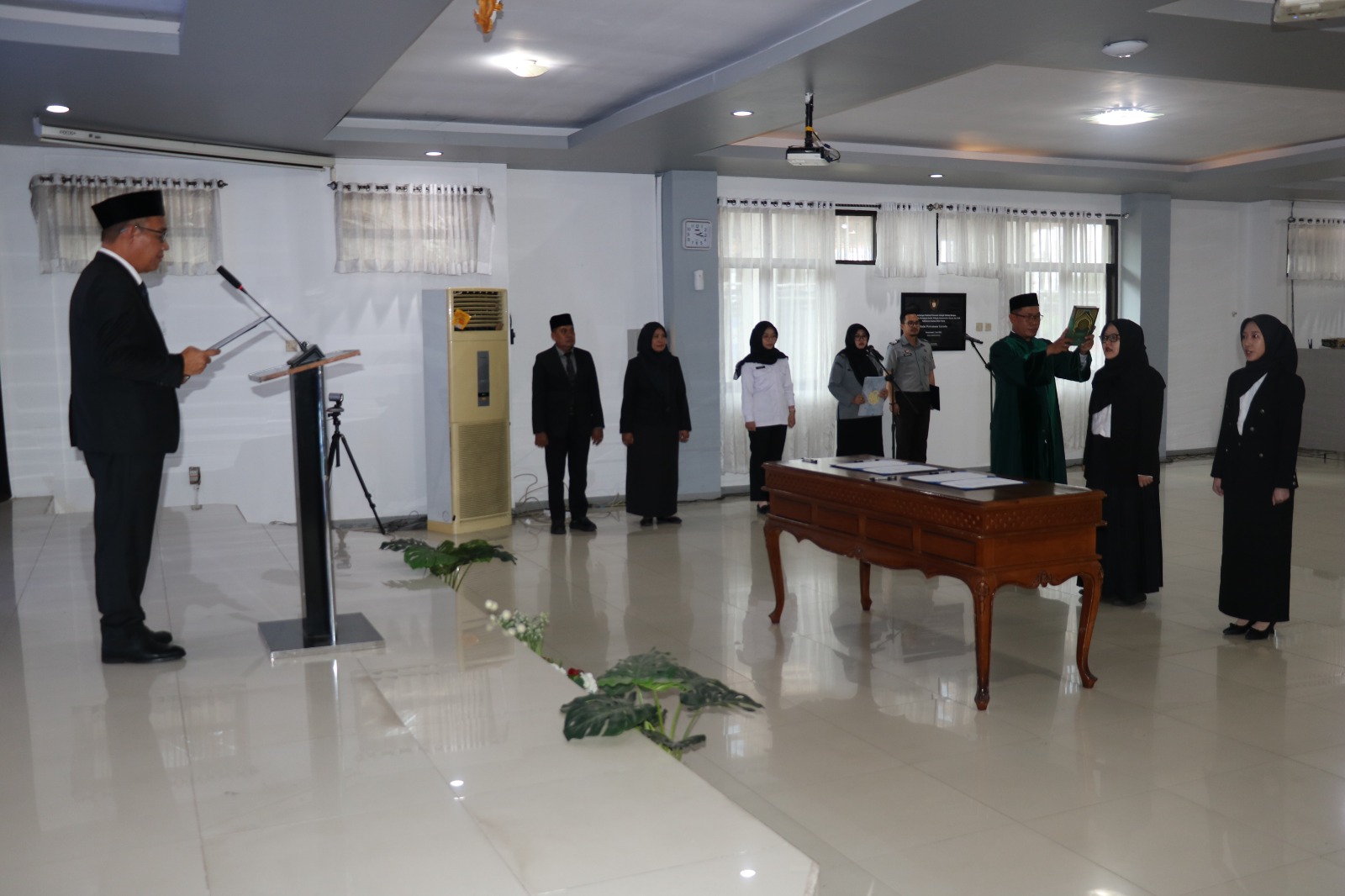 SEREMONI:Kakanwil Kemenkum Kalsel, Alex Cosmas Pinem melantik dan melakukan Pengambilan Sumpah Notaris Pengganti di Kota Banjarmasin, Senin (28/7/2025).