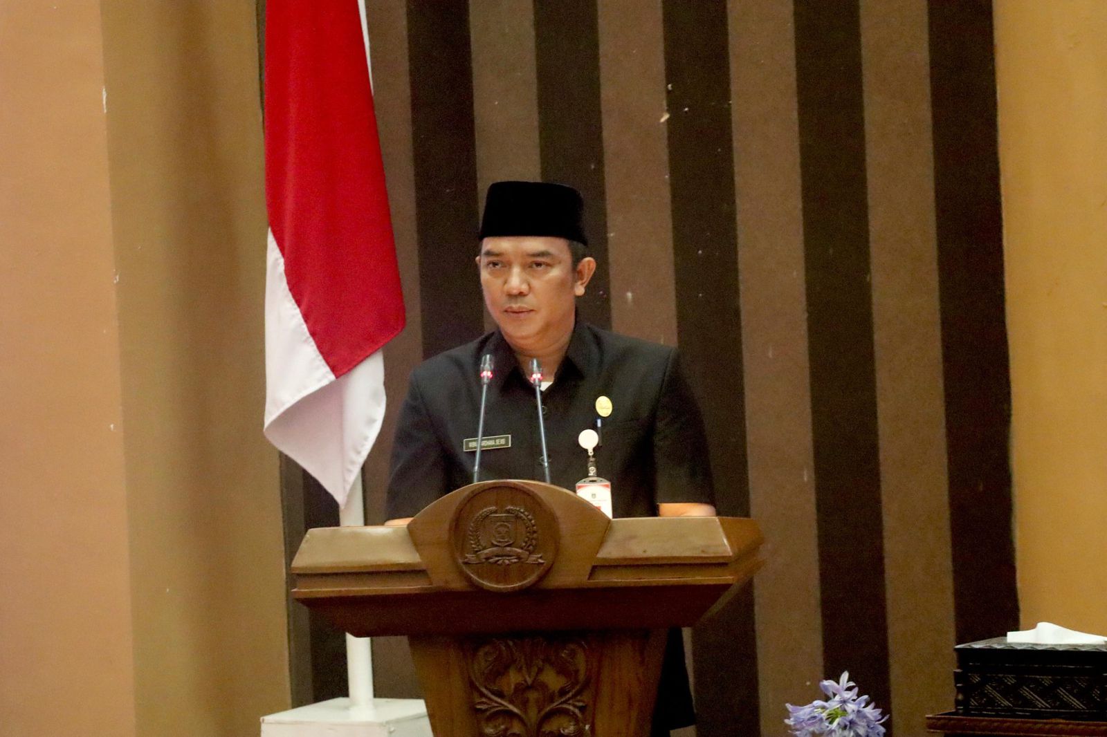 SAMBUTAN: M. Putu Wisnu Wardhana sampaikan jawaban Bupati soal revisi Perda Pajak dan Retribusi. (Foto: Prokopim Tanah Bumbu untuk Radar Banjarmasin)