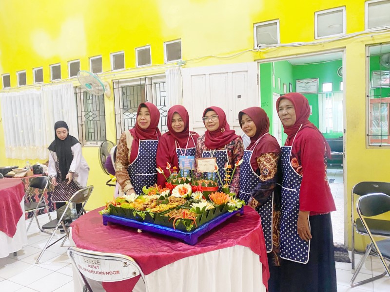 BERHASIL: Kelompok pelatihan di Kelurahan Syamsudin Noor saat selesai membuat tumpeng, Kamis (24/7).
