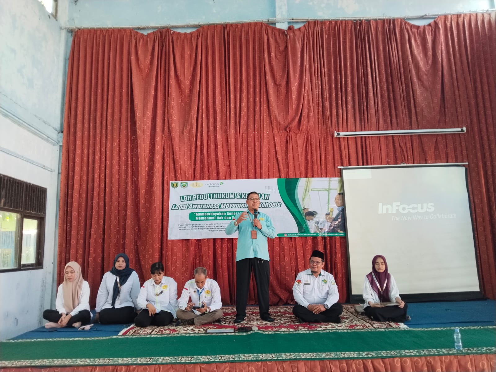 ANTUSIAS : Para siswa antusias menyimak penyuluhan hukum yang disampaikan narasumber, Senin (28/7).