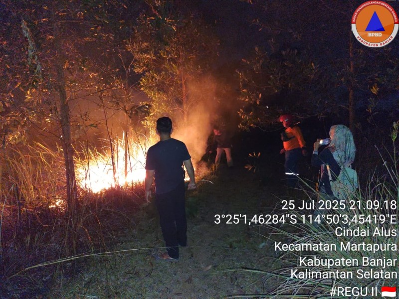 Petugas gabungan dari TRC BPBD Banjar dan relawan RAPI berjibaku memadamkan api karhutla di Desa Sungai Sipai, Kecamatan Martapura, Jumat (25/7) malam.