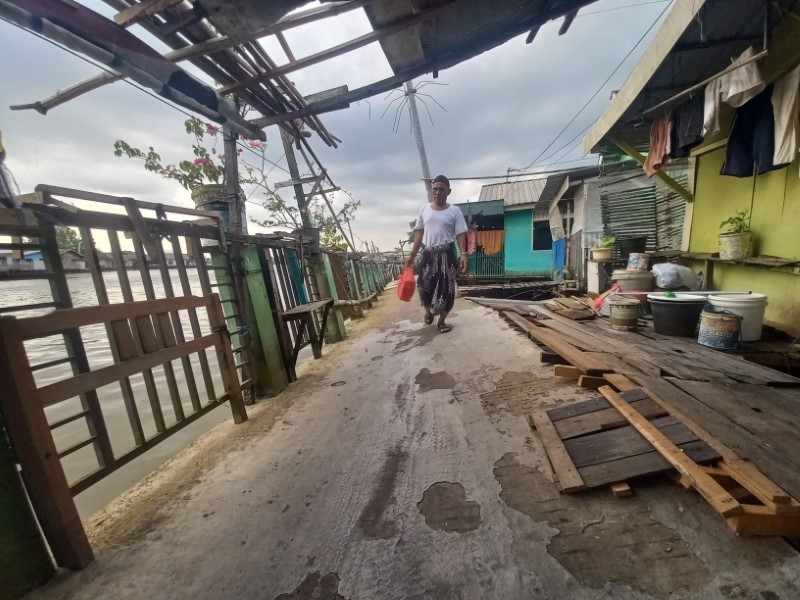 MIRING: Titian miring yang menjadi akses utama masyarakat Kampung Hijau di Banjarmasin Timur.