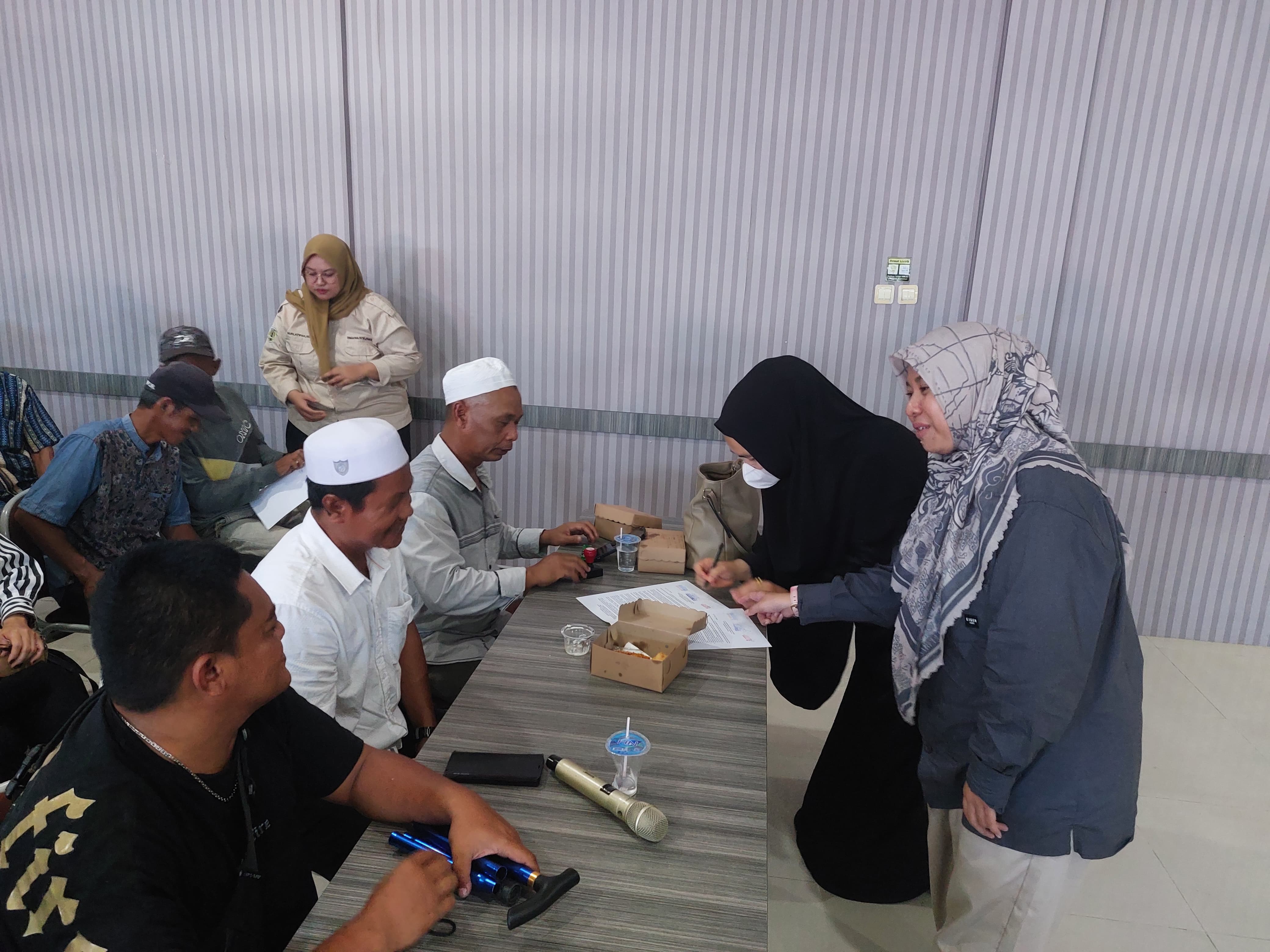 RAKOR: Disperkim dan pemilik toko bangunan di HST sepakati harga barang untuk pembangunan RTLH. (Foto: Jamaluddin/Radar Banjarmasin)