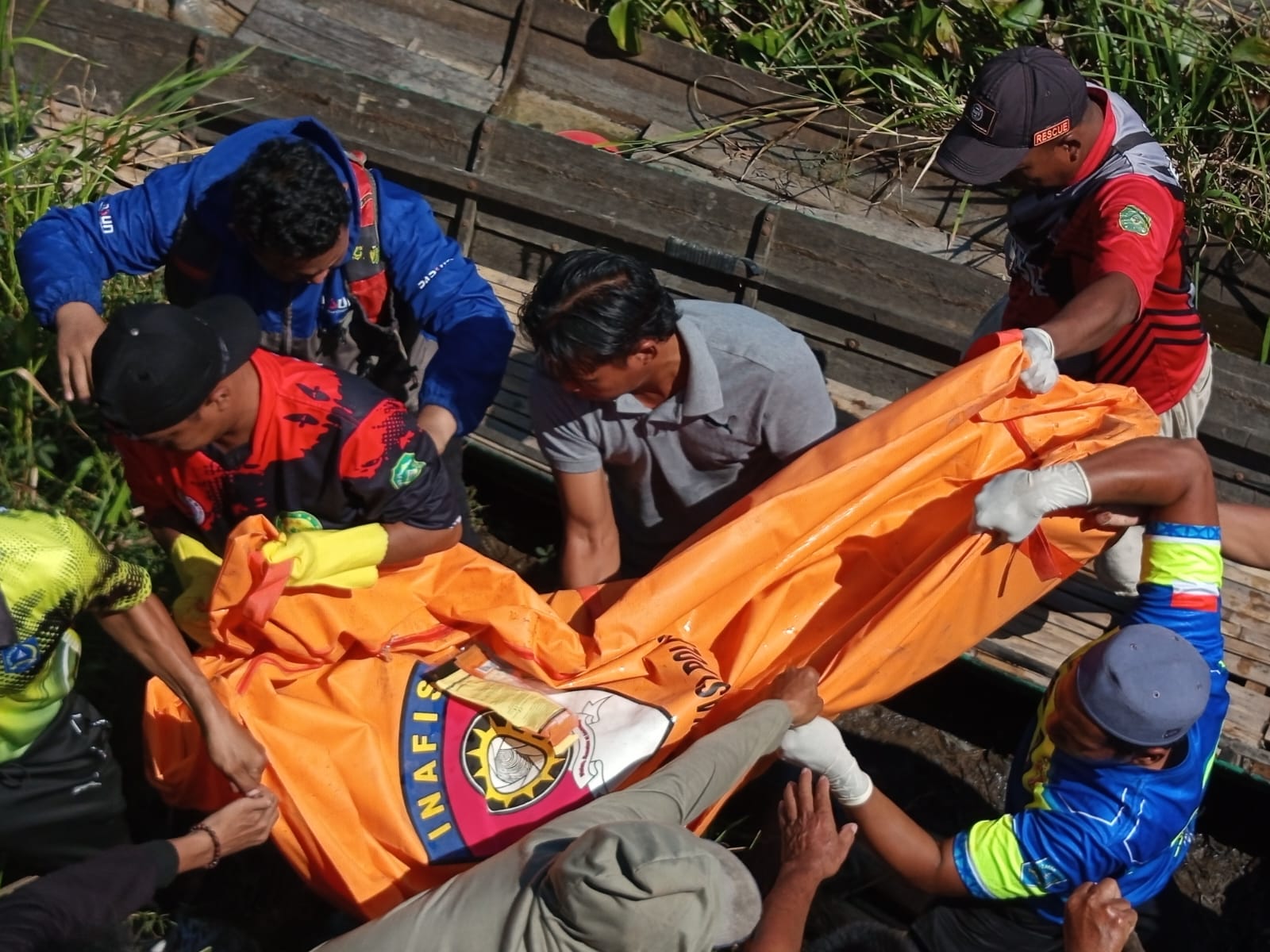 EVAKUASI : Temuan mayat laki-laki di Sungai Tabirai, Desa Balimau perbatasan Kabupaten HSS dan Kabupaten Tapin di evakuasi.Foto Polsek Kalumpang untuk Radar Banjarmasin