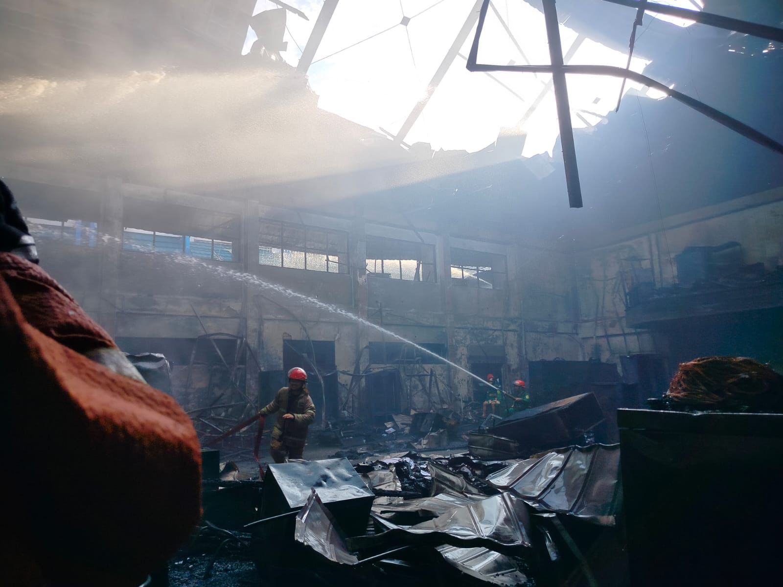TERBAKAR HEBAT: Bagian lantai 1 Rektorat ULM di Banjarmasin terbakar hebat, Senin (28/7) pagi. (Maulana)
