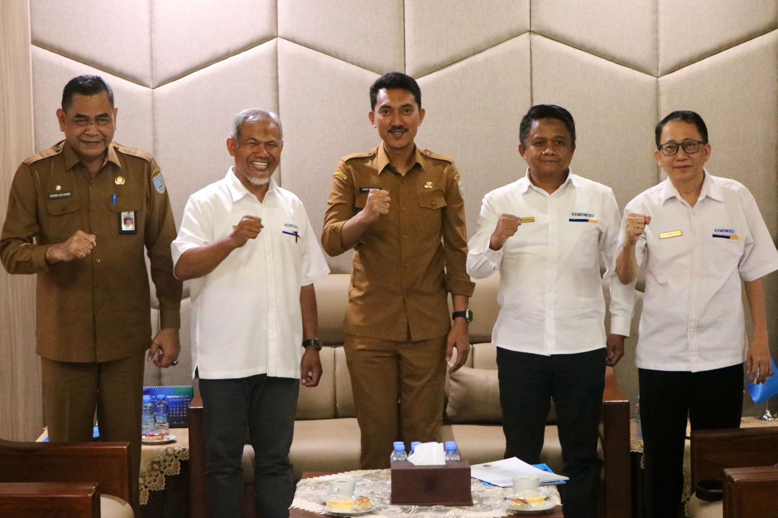 AUDIENSI:Bupati Kabupaten Banjar, H Saidi Mansyur berfoto bersama Kepala Kanwil DJPb Kalsel, Catur Arianto Widodo dan jajaran di Mahligai Sultan Adam, Martapura, Senin (28/7/2025).(Foto:MC Banjar)