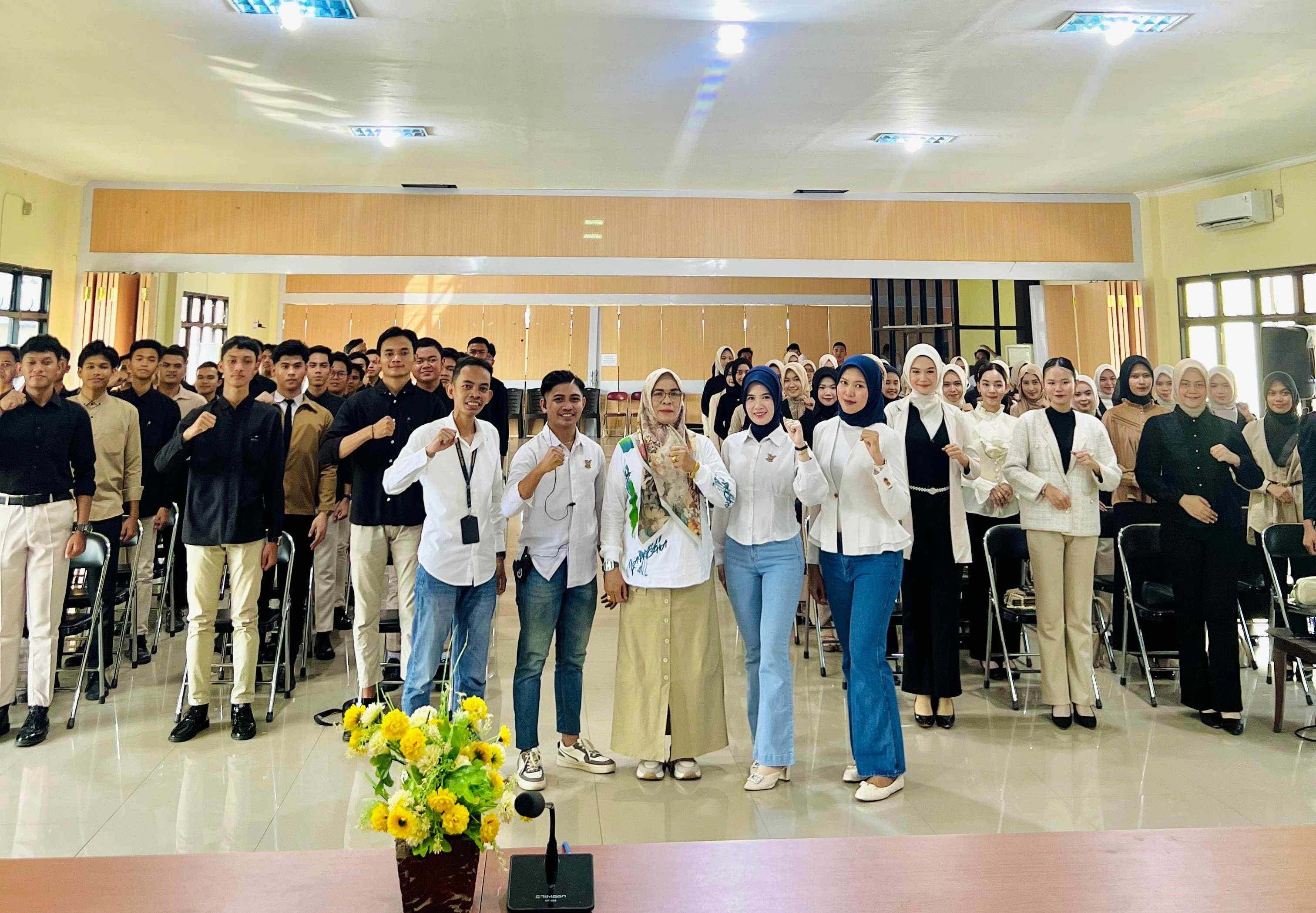 MOMEN:Kabid kebudayaan HSU, Hj Rahmawati (tengah) foto bersama Naga HSU 2024 dan puluhan calon Naga HSU 2025 di Aula Ki Hajar Dewantara, Disdikbud HSU, Minggu (27/7/2025).(Foto:M Akbar)