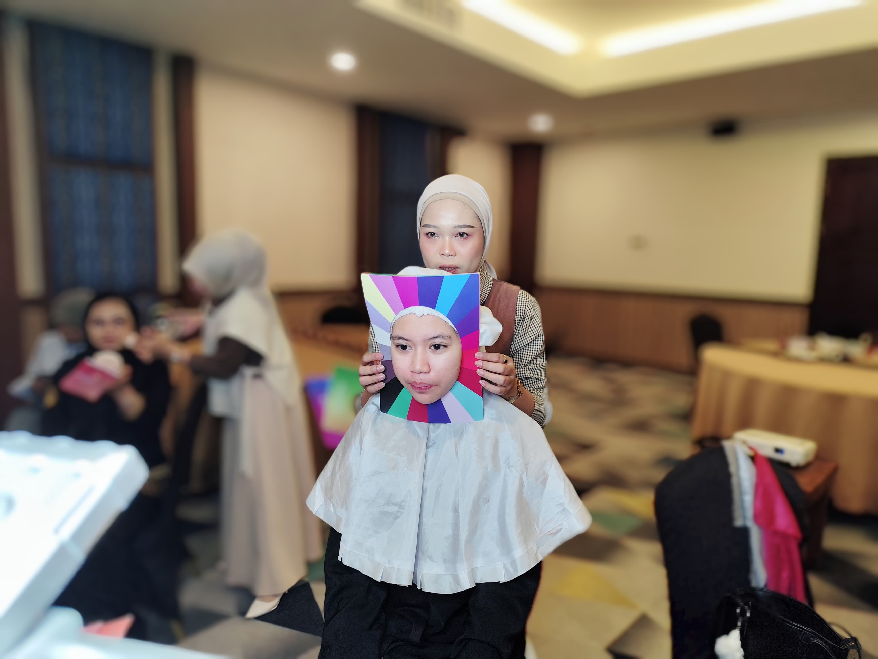 IDENTIFIKASI: Program Personal Color Analysis yang digelar Grand Qin Hotel Banjarbaru diikuti antusias oleh kaum hawa.(Foto: Grand Qin Hotel Banjarbaru)