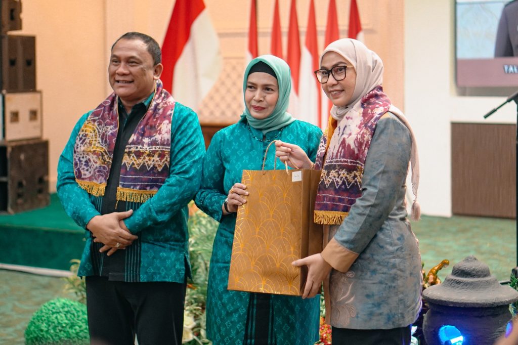 PISAH SAMBUT:Wali Kota Banjarbaru, Hj Erna Lisa Halaby menyerahkan cenderamata kepada Taliwondo didampingi istri (MC Banjarbaru untuk Radar Banjarmasin)
