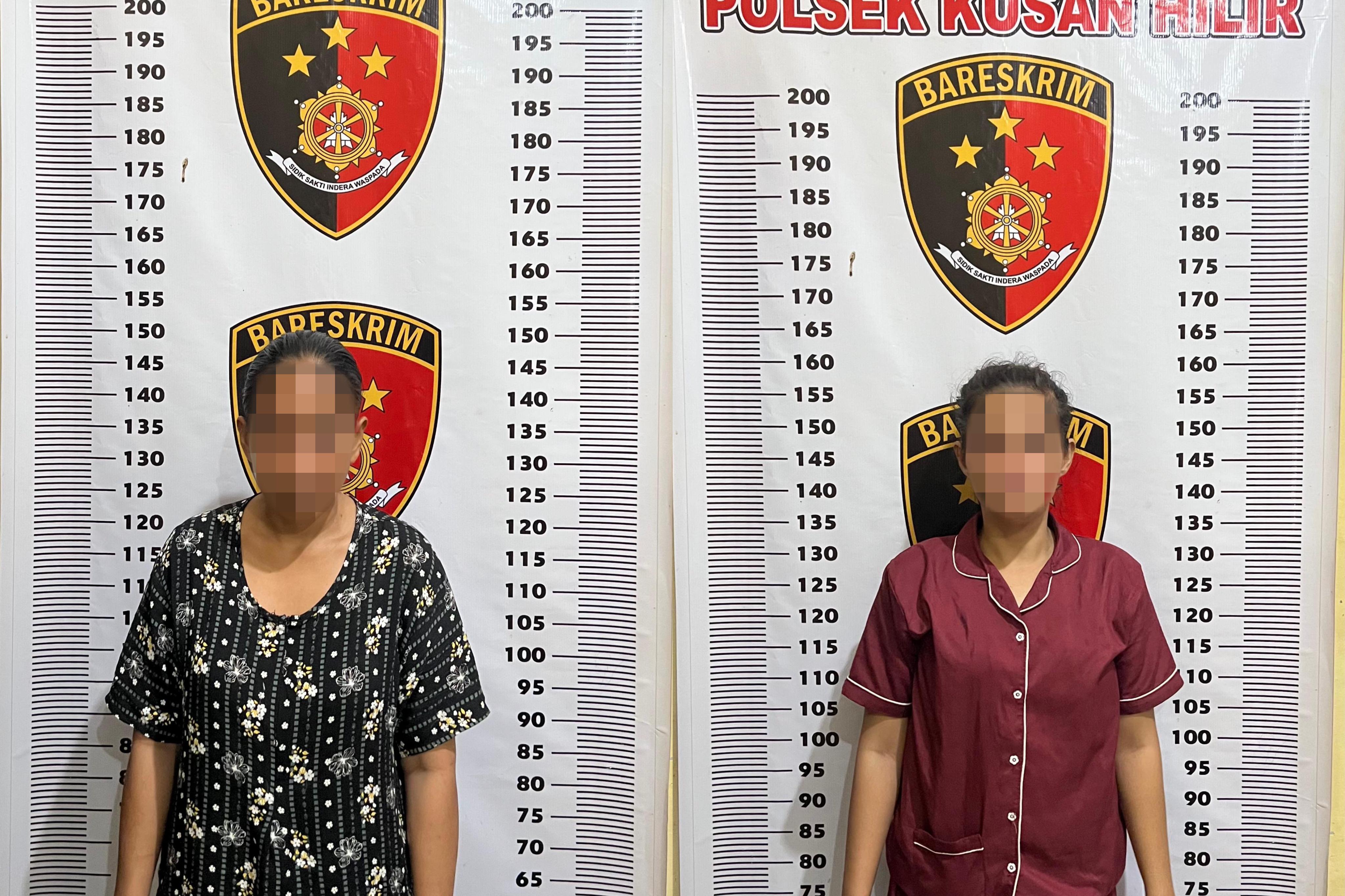 DIRINGKUS: Petugas Polsek Kusan Hilir mengamankan dua perempuan terduga pengedar sabu di Desa Sungai Lembu. (Foto: Polsek Kusan Hilir untuk Radar Banjarmasin)