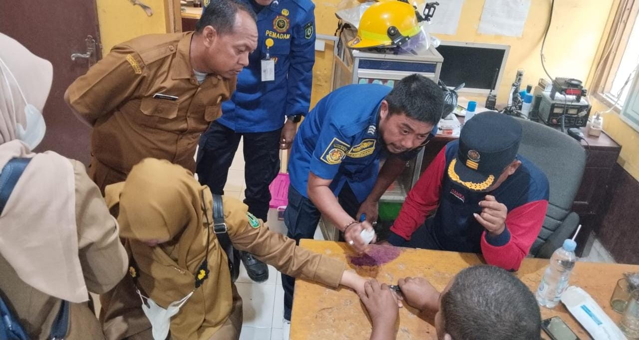 TINDAKAN: Tim Damkar Kabupaten HSU membantu melepas cincin emas dari jari manis Rahmaniah ASN Pemkab HSU, di markas Damkar HSU. (Foto: Damkar untuk Radar Banjarmasin)