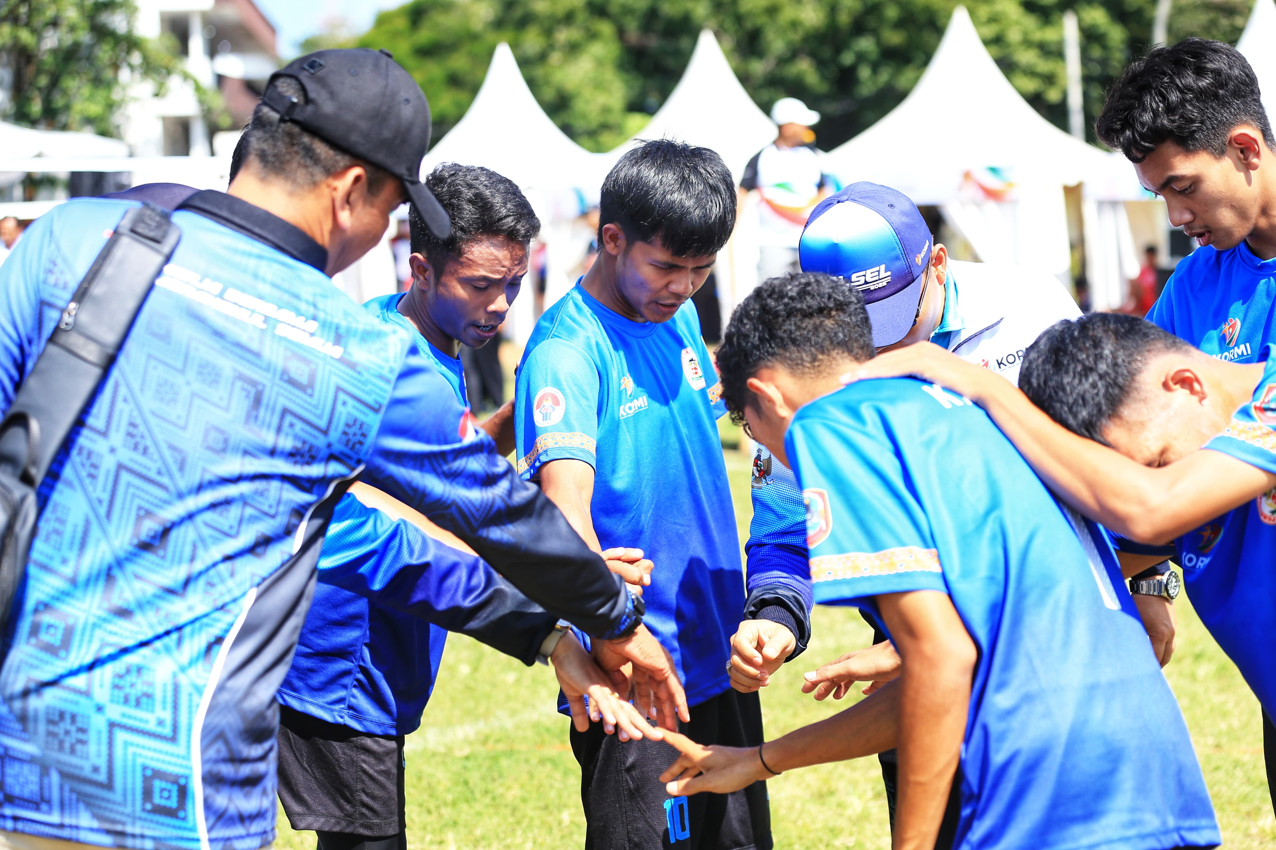 TAMBAH MEDALI: Para pegiat dari Kontingen Kalsel tampak bersemangat bertanding di berbagai venue FORNAS VIII NTB.(Foto: M Idris Jian Sidik/Radar Banjarmasin)