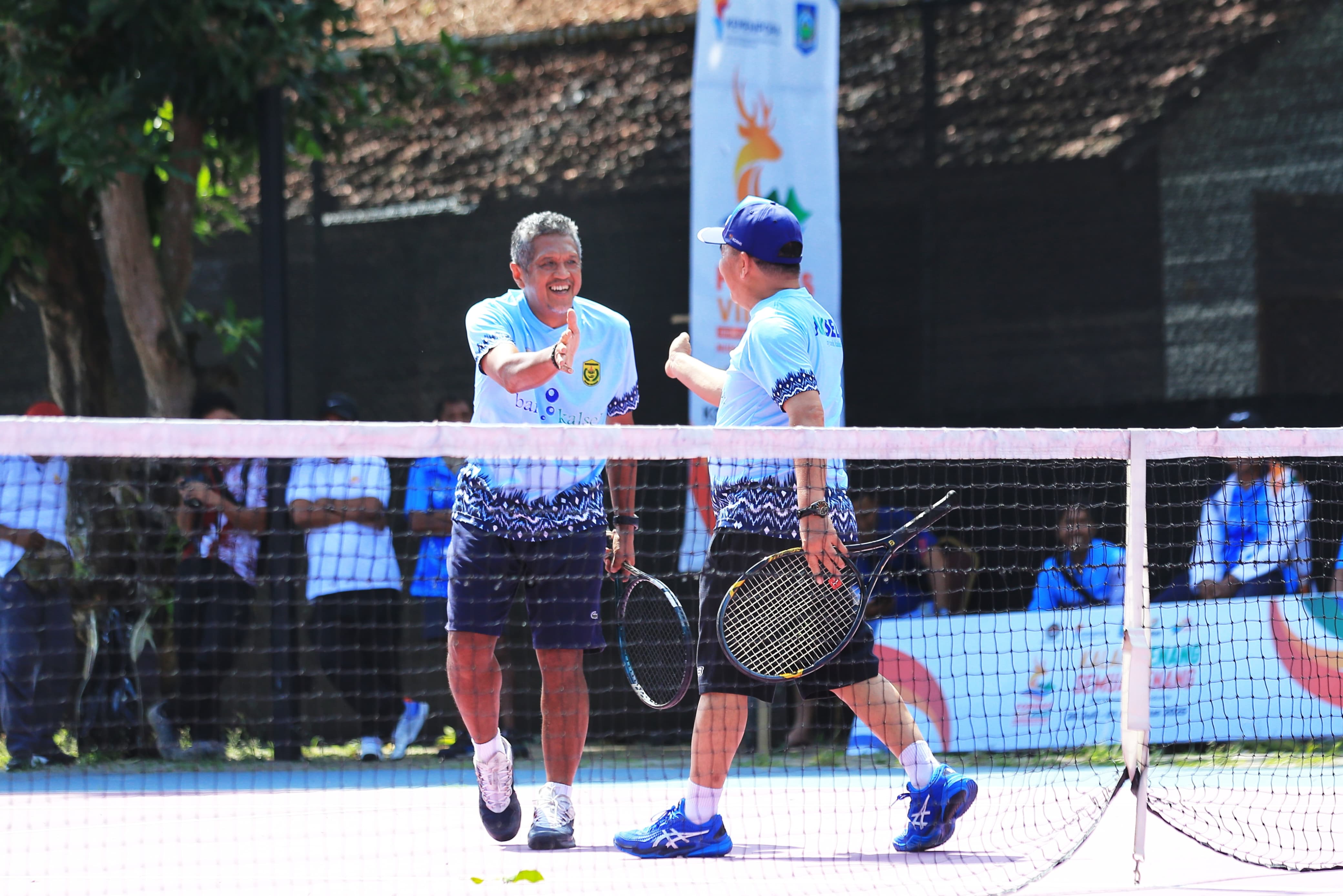KOMPAK: Sekdaprov Kalsel M Syarifuddin bersama Krisna meraih medali perunggu di nomor ganda usia 115 tahun cabang tenis veteran FORNAS VIII NTB 2025. (Foto: M Idris Jian Sidik/Radar Banjarmasin)