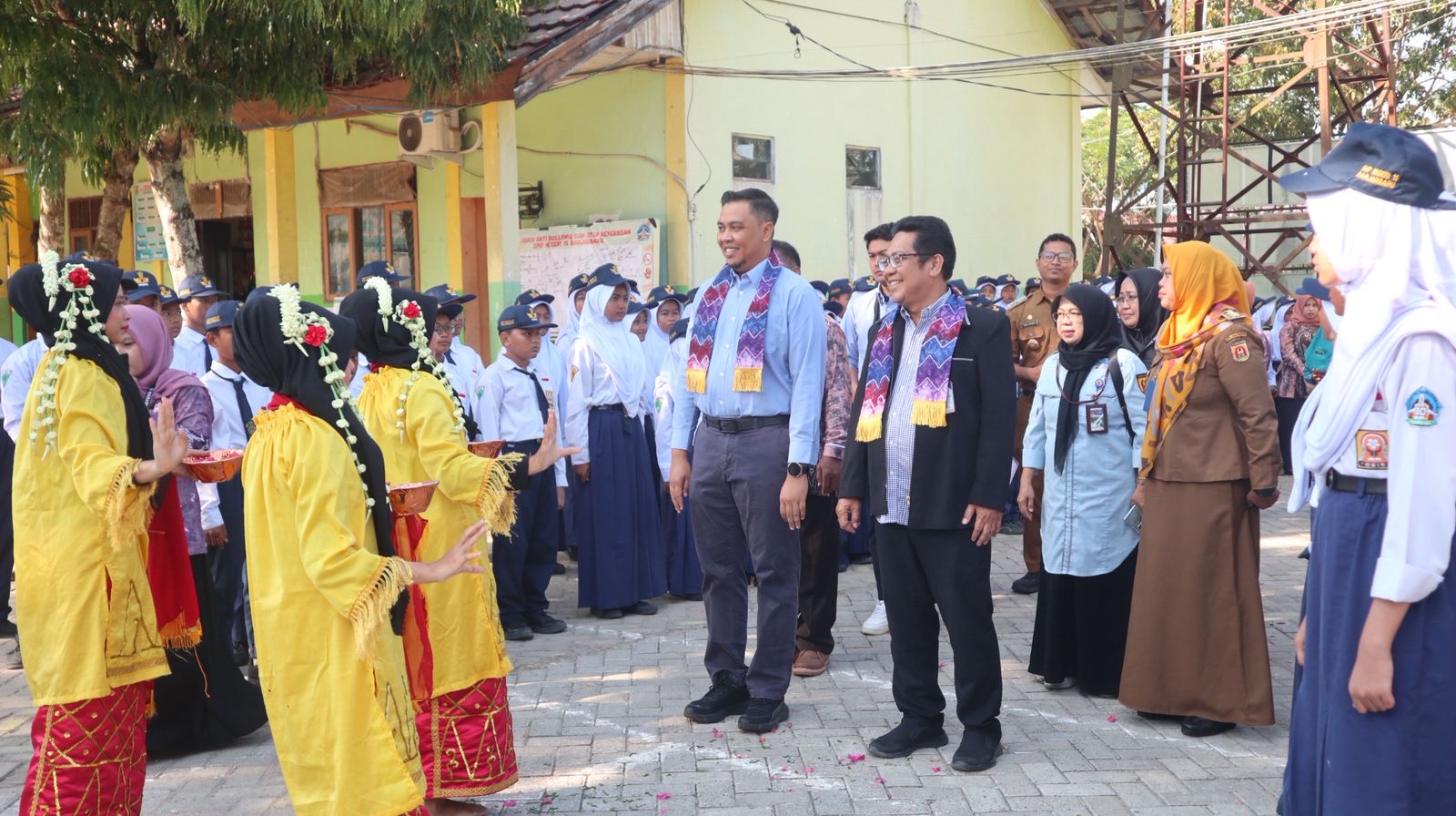 PENYAMBUTAN: Kedatangan BBSO Head PT PAMA dan perwakilan Wali Kota Banjarbaru disambut dengan tarian tradisional dan pelajar SMPN 15 Banjarbaru.