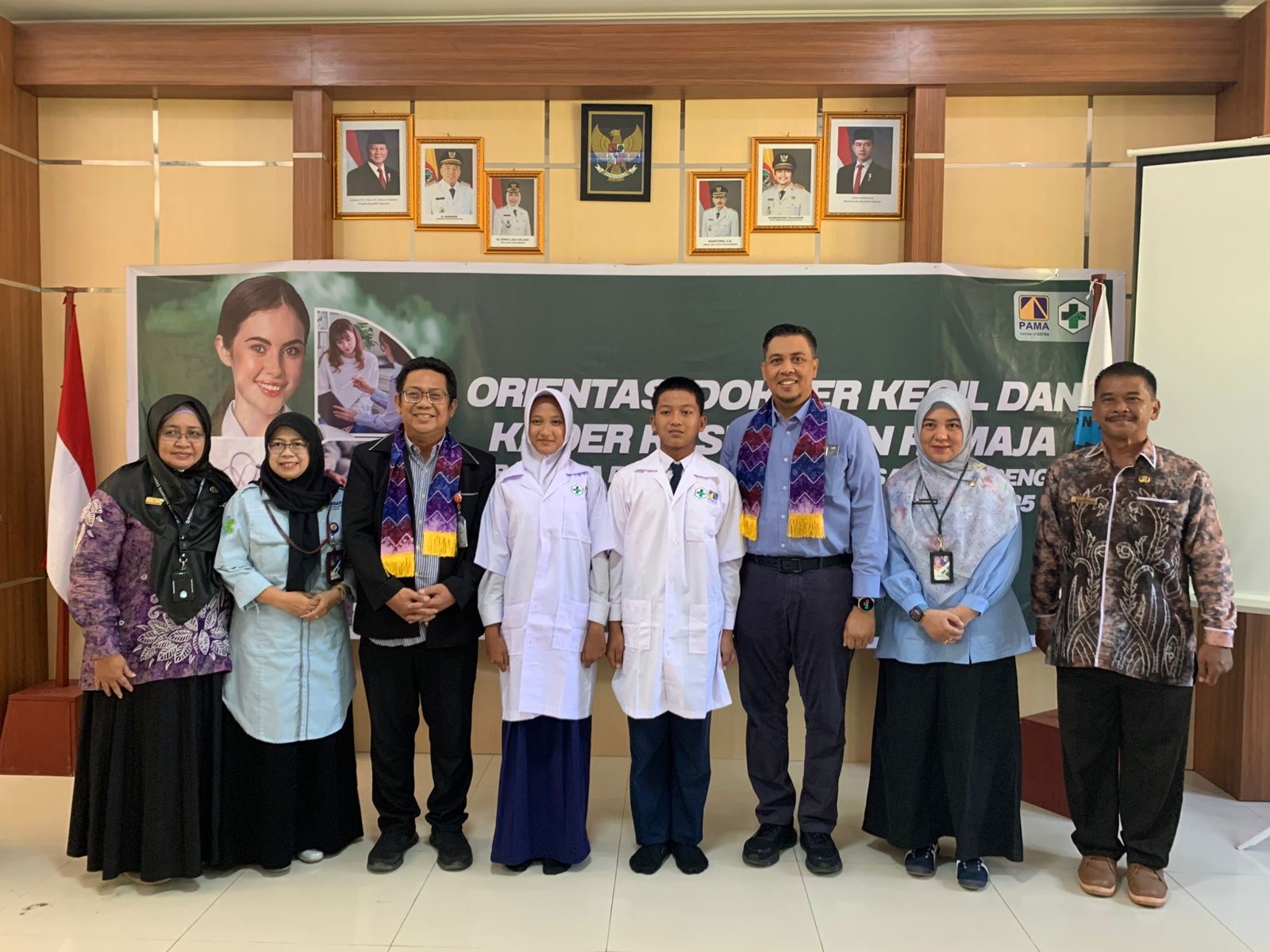 MOMEN: Foto bersama kader kesehatan remaja, jajaran PT PAMA, Puskesmas Guntung Payung, serta perwakilan Pemerintah Kota Banjarbaru.