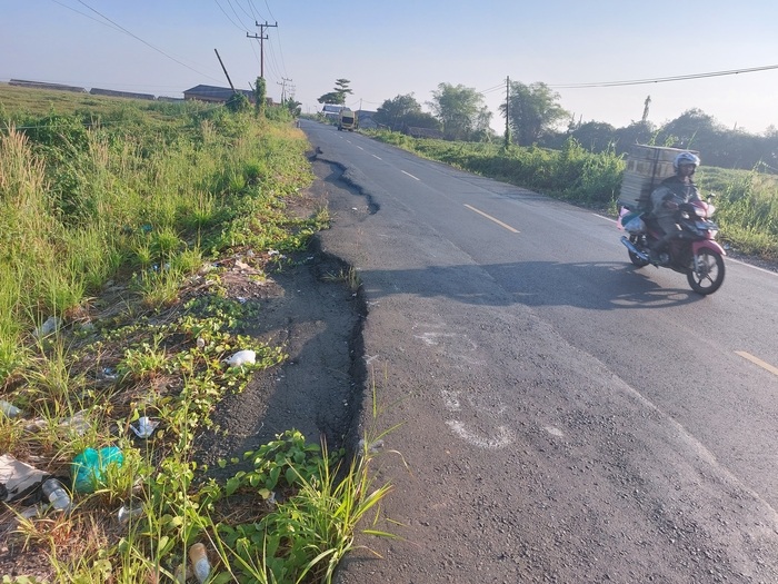 RUSAK: Tepian jalan ambles di Desa Sungai Buluh, Hulu Sungai Tengah (HST) yang membahayakan pengendara bila melintas malam hari. (Foto: Jamaluddin/Radar Banjarmasin).