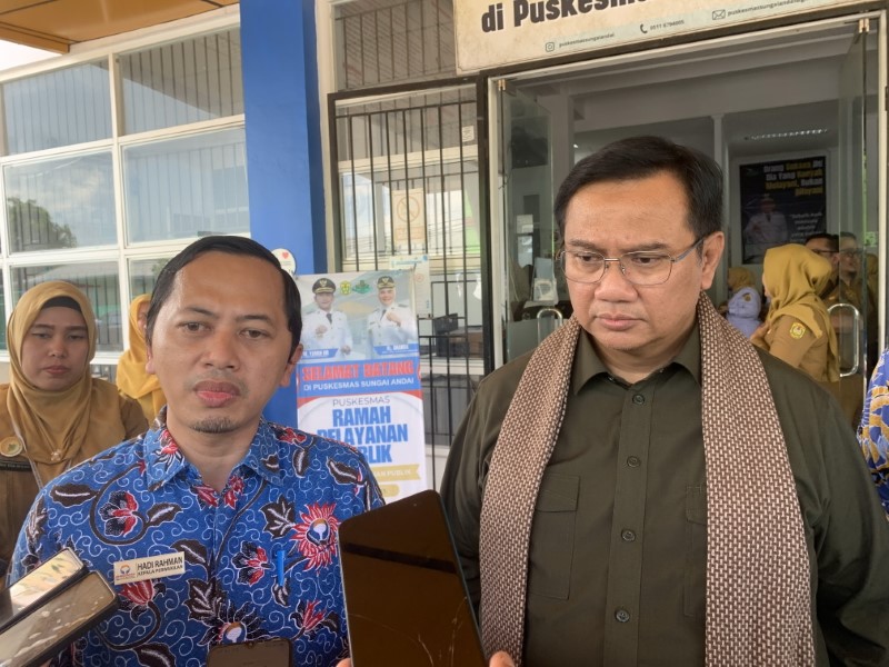 OMBUDSMAN: Pimpinan Ombudsman RI, Yeka Hendra Fatika (kanan) bersama Kepala Ombudsman Perwakilan Kalimantan Selatan, Hadi Rahman.
