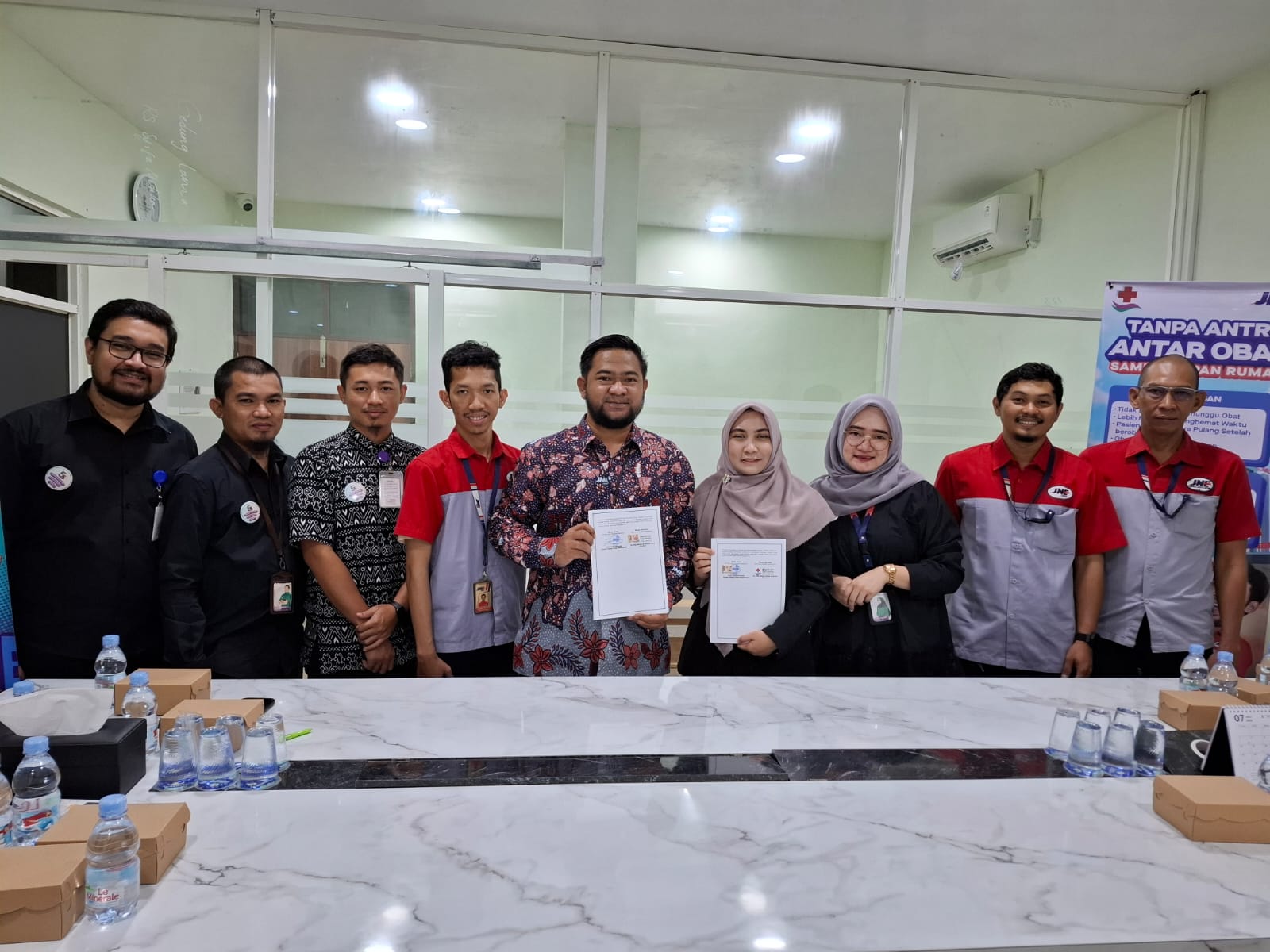 TEKEN MOU:Manajemen RSU Syifa Medika Banjarbaru dan JNE jalin kerja sama pengantaran obat kepada pasien.(foto-foto:RSU Syifa Medika Banjarbaru)