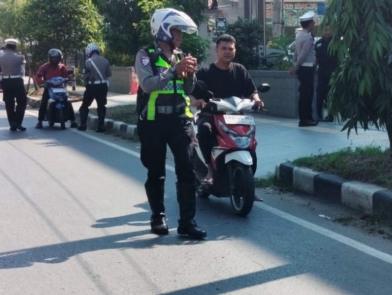 RAZIA: Petugas Satlantas Polresta Banjarmasin saat menggelar Operasi Patuh Intan di Jalan Hasan Basri, Kayu Tangi, Banjarmasin Utara.