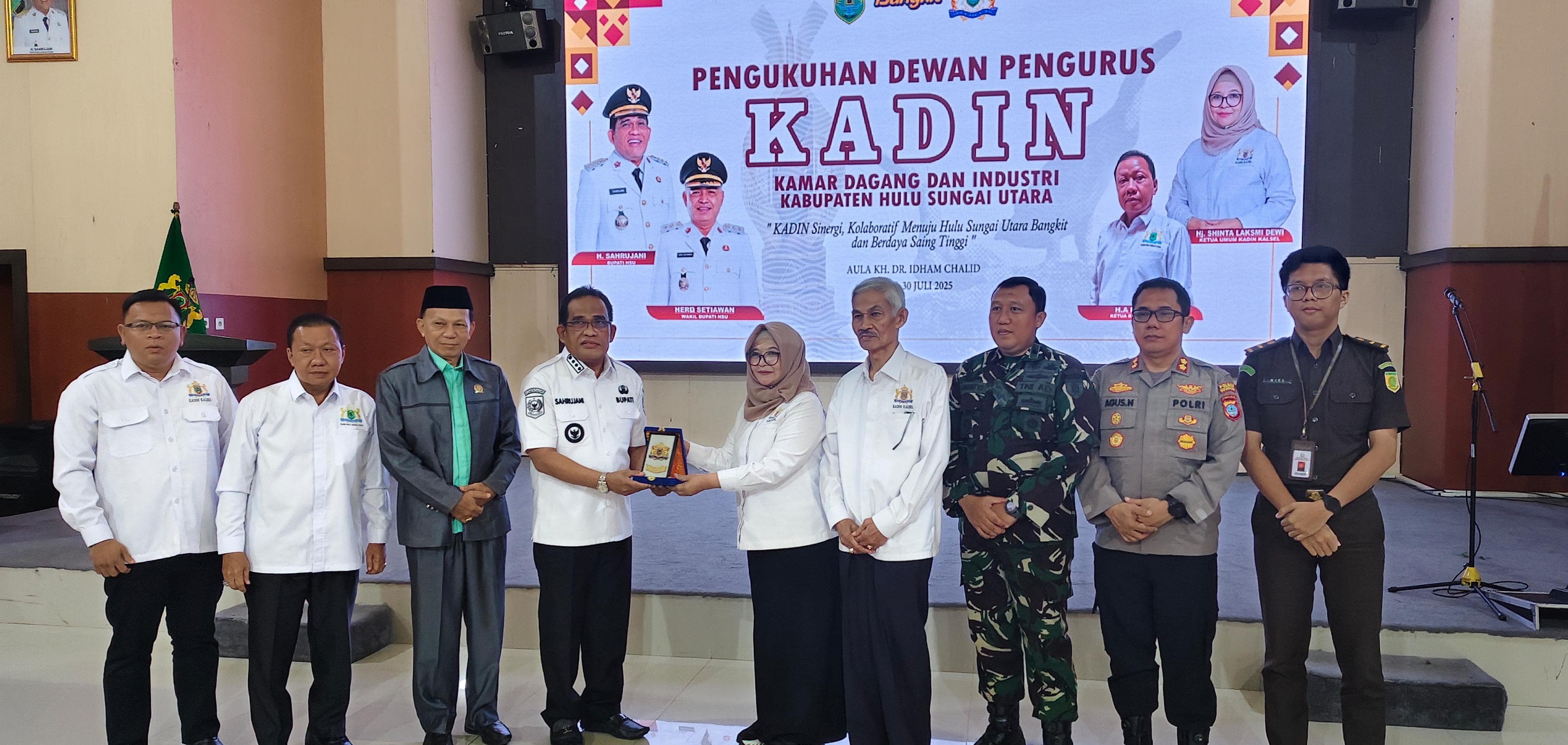 MOMEN:Bupati Kabupaten HSU, H Sahrujani menerima plakat dari Ketua Kadin Kalsel, Hj Shinta Laksmi Dewi saat pengukuhan Pengurus Kadin HSU di Aula Dr KH Idham Chalid, Rabu (30/7/2025).(Foto:M Akbar)