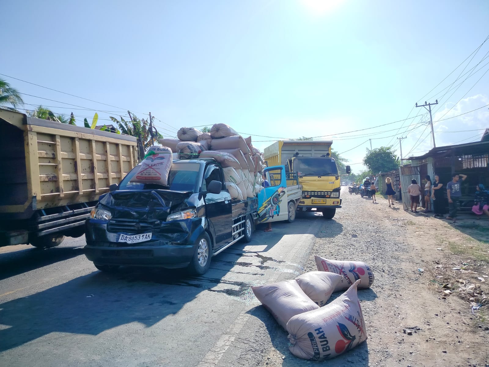 RINGSEK: Kondisi mobil pikap dan truk yang terlibat tabrakan beruntun di Desa Beringin, Kecamatan Alalak, Kabupaten Batola atau dekat Jembatan Barito, terjadi Rabu (30/7/2025).(Foto:Maulana)
