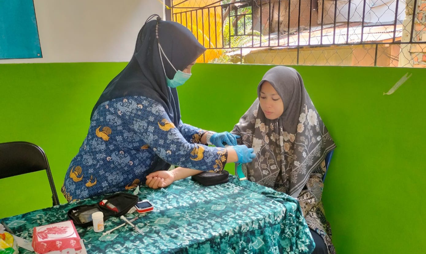 GELIS IBU HAMIL:Petugas Puskesmas Muara Harus melakukan pemeriksaan untuk  menganalisa kesehatan ibu hamil
