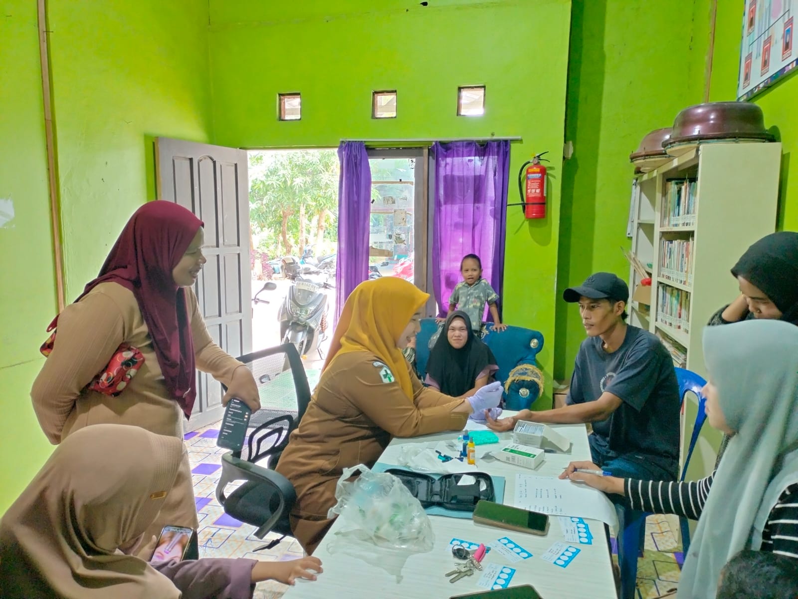 GEBER SI DONA DESA:Warga Muara Harus antusias melakukan donor darah untuk menyediakan stok darah bagi ibu hamil.