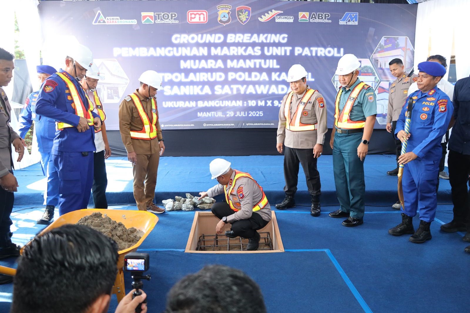 BATU PERTAMA: Kapolda Kalsel, Irjen Pol Rosyanto Yudha Hermawan menandai pembangunan markas unit patroli Polairud Polda Kalsel, Senin (28/7) pagi. (Polairud Polda Kalsel untuk Radar Banjarmasin)