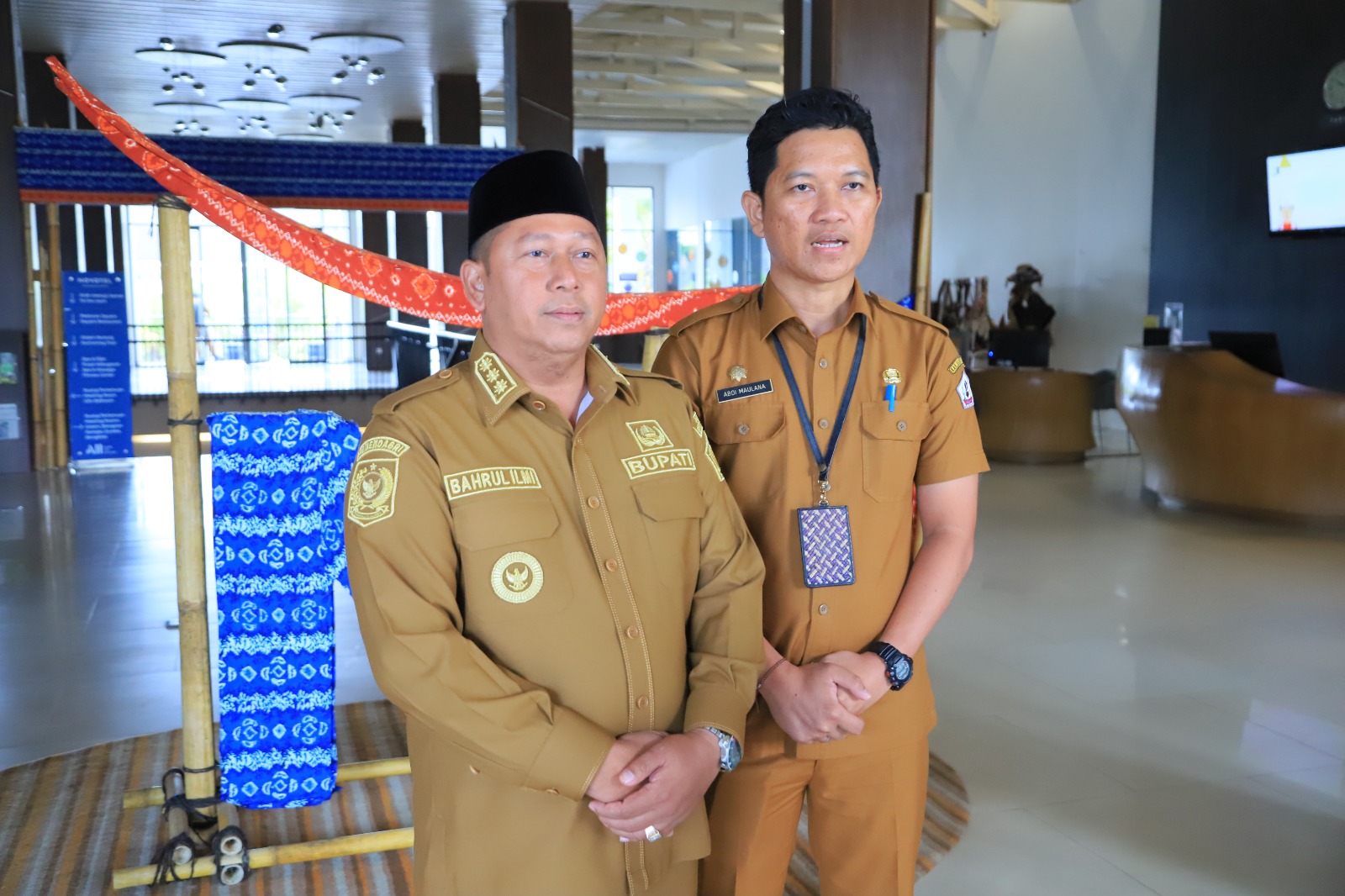 Bupati Barito Kuala H Bahrul Ilmi dan Kadis LH Kabupaten Barito Kuala Abdi Maulana