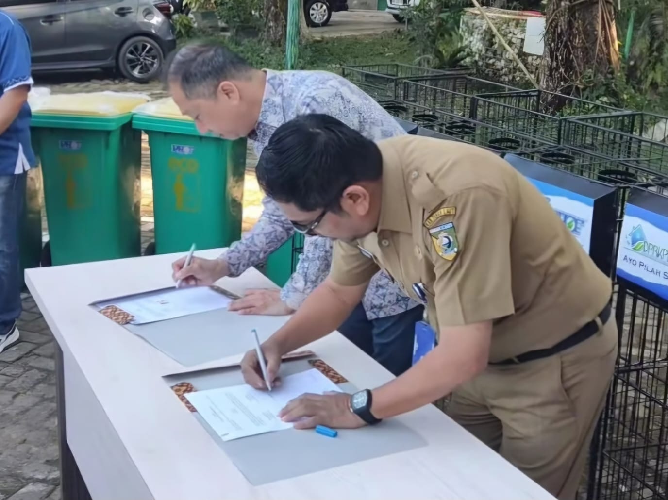 DUKUNG : Plt Kepala DPRKPLH Tala Gusti Dwi Erzandi Kasuma bersama Direktur Utama PT Bandangantirta Agung, Chendrawan Sugianto melakukan MoU. (Foto : DPRKPLH Tala untuk Radar Banjarmasin)