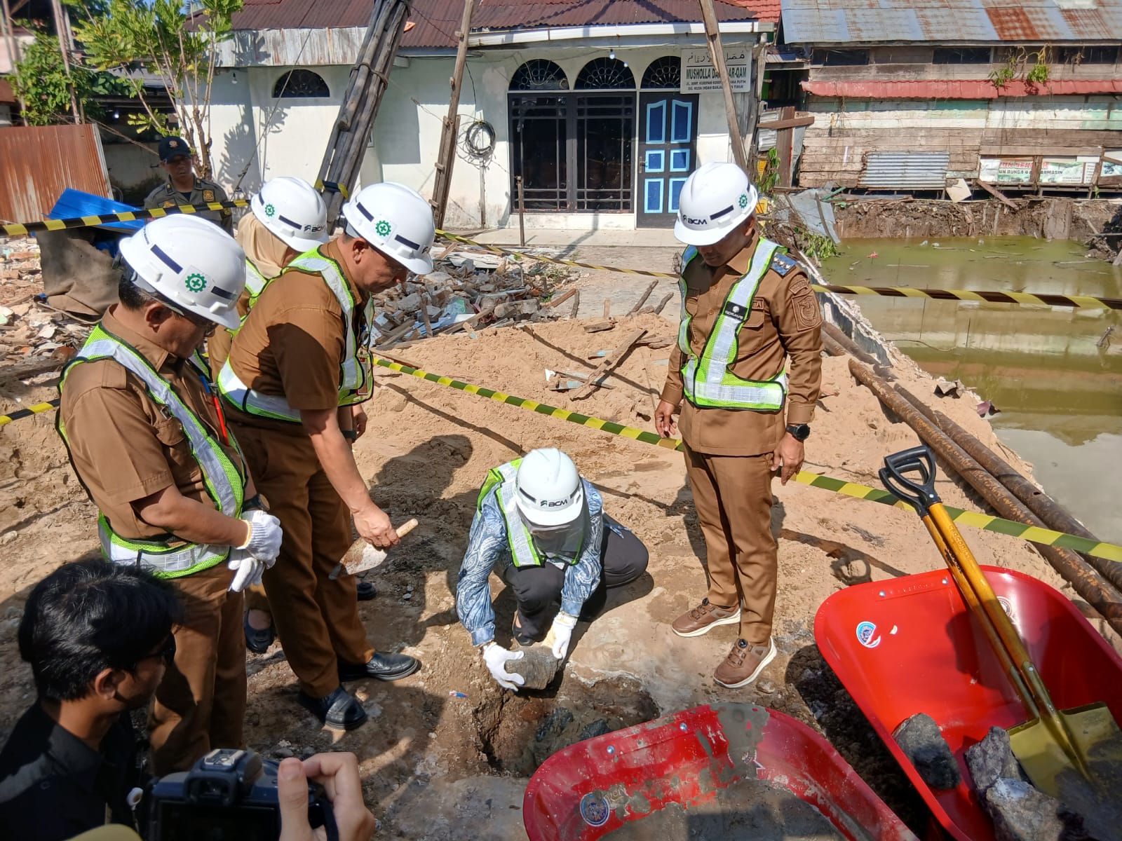 MINTA AKSES: Musala Darul Ar-Qam terancam terisolasi imbas dimulainya pembangunan Puskesmas Cempaka Putih di Banjarmasin. (Foto: Riyad Dafhi Rizki/Radar Banjarmasin)
