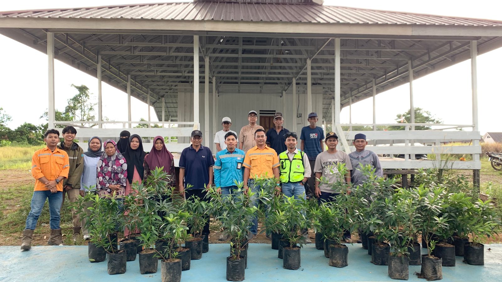 MOMEN: Perwakilan PAMA ARIA, dan peternak lebah berfoto bersama usai kegiatan FGD dan penyerahan bantuan di Satui Timur.
