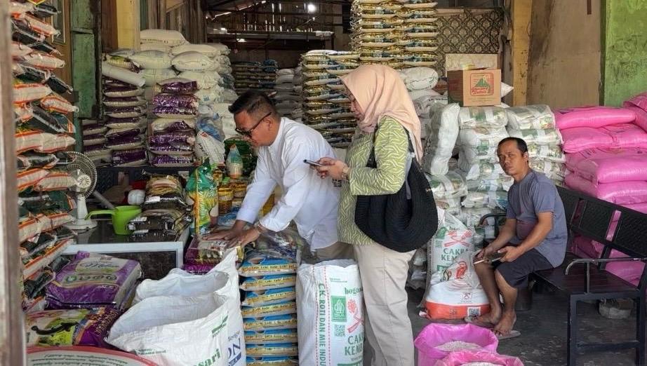 INVESTIGASI: Dinas Perdagangan Kalsel saat investigasi beras oplosan awal pekan tadi. (Foto: Dinas Pedagangan untuk Radar Banjarmasin)