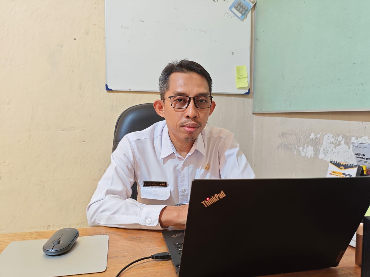 MENJELASKAN : Kabid Ketenagakerjaan Disnaker KUKMP HSS Muhammad Aris menjelaskan pihaknya sudah ada menerima laporan 35 pekerja terdampak di PHK.Foto Salahudin/Radar Banjarmasin