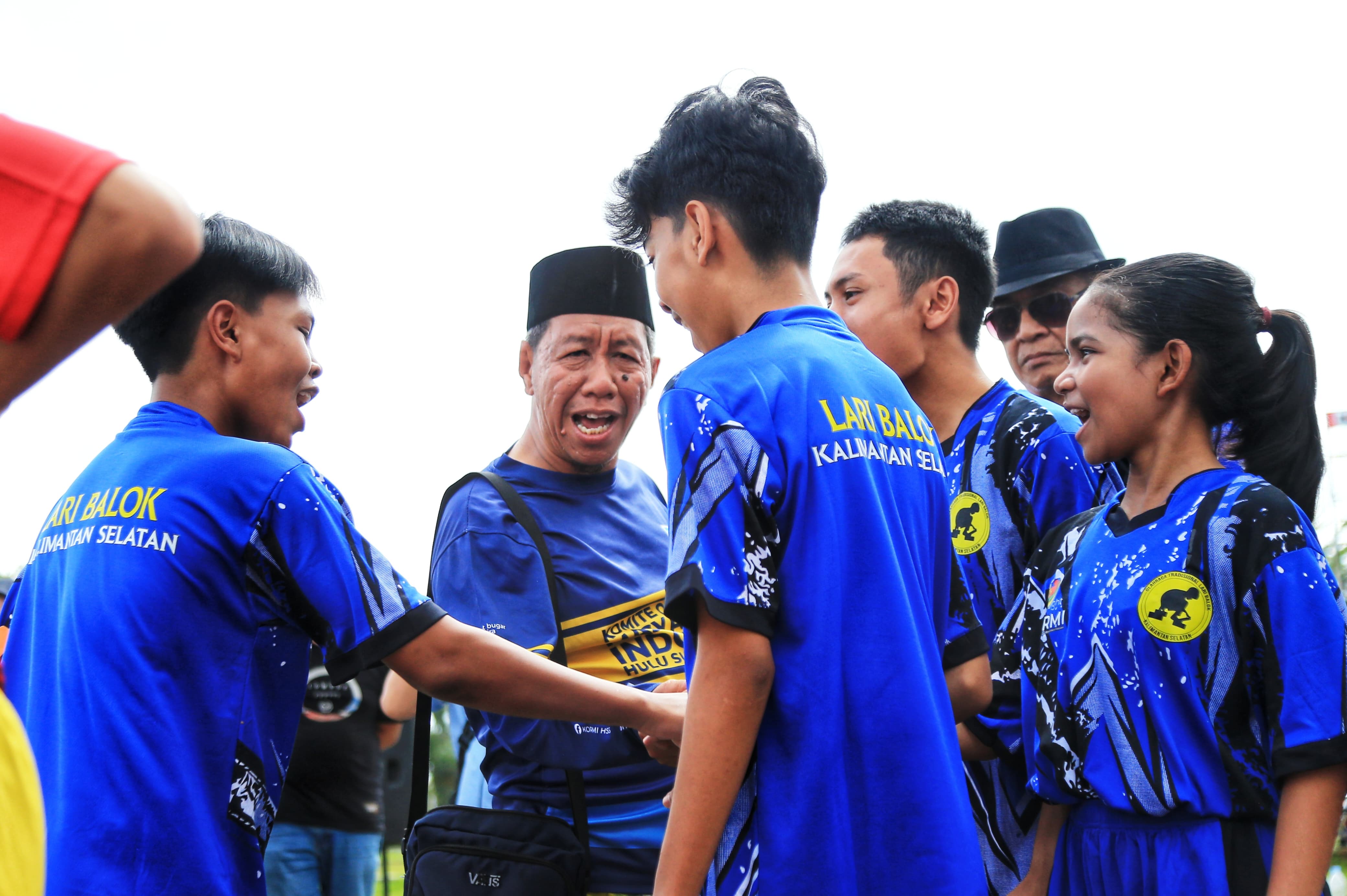 SEMANGAT: Pegiat Kalimantan Selatan melakukan tos penuh semangat sebelum memulai bertanding di arena FORNAS VIII NTB.