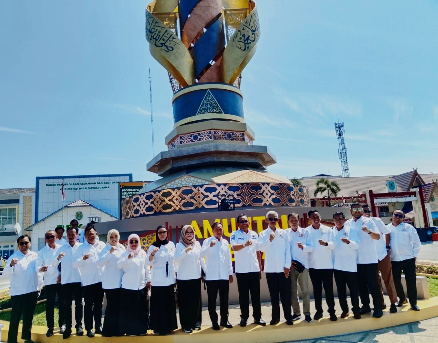 RAMAI:Bupati Kabupaten HSU, H Sahrujani foto bersama dengan pengurus Kadin se-Kalimantan Selatan di Tugu Salawat Kota Amuntai.