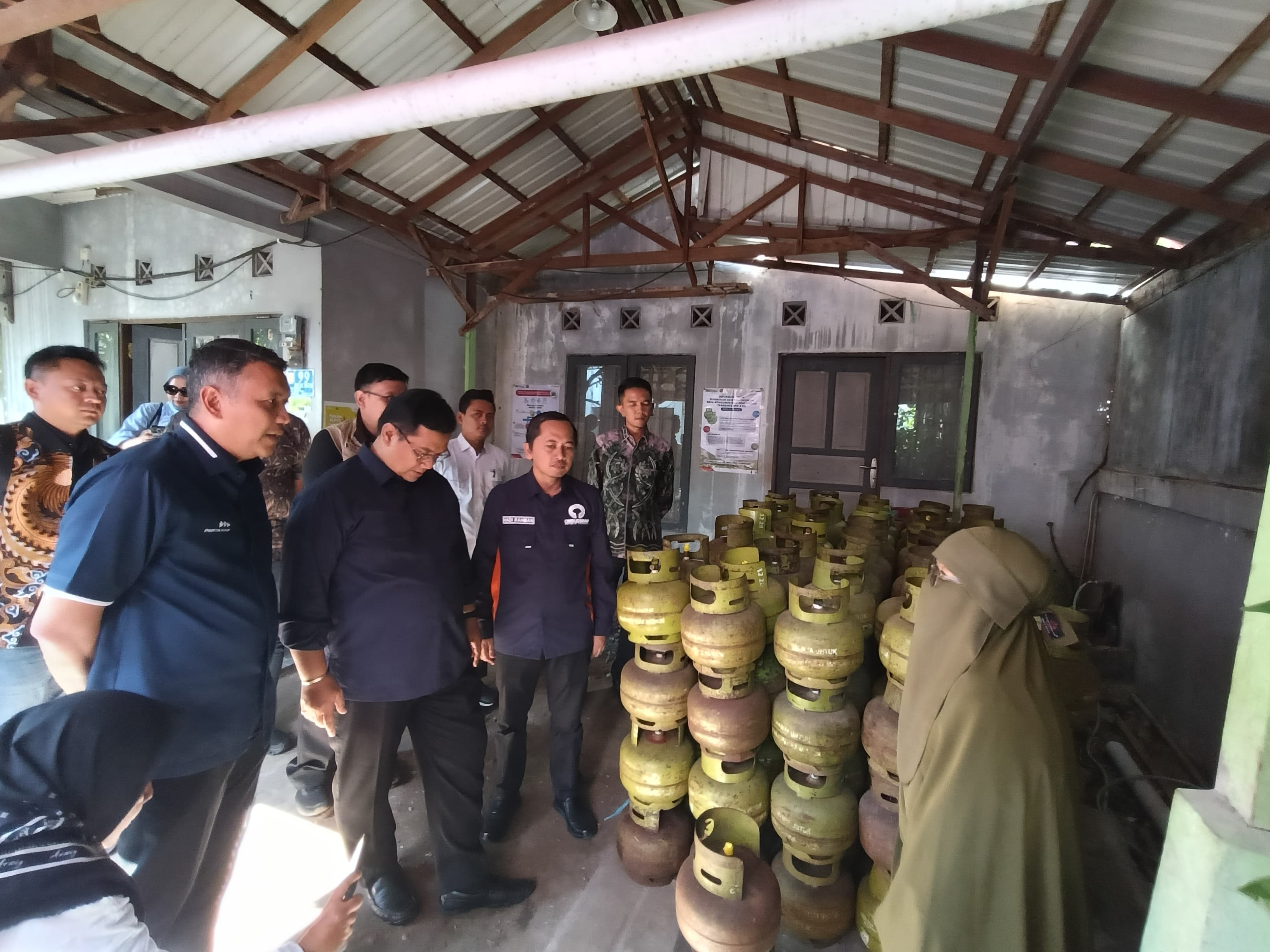 KUNJUNGAN:Direktur Pemasaran Regional PT Pertamina Patra Niaga, Eko Ricky Susanto dan Pimpinan Ombudsman RI, Yeka Hendra Fatika uji petik di Pangkalan Muftihidayati, Rabu (30/7/2025).