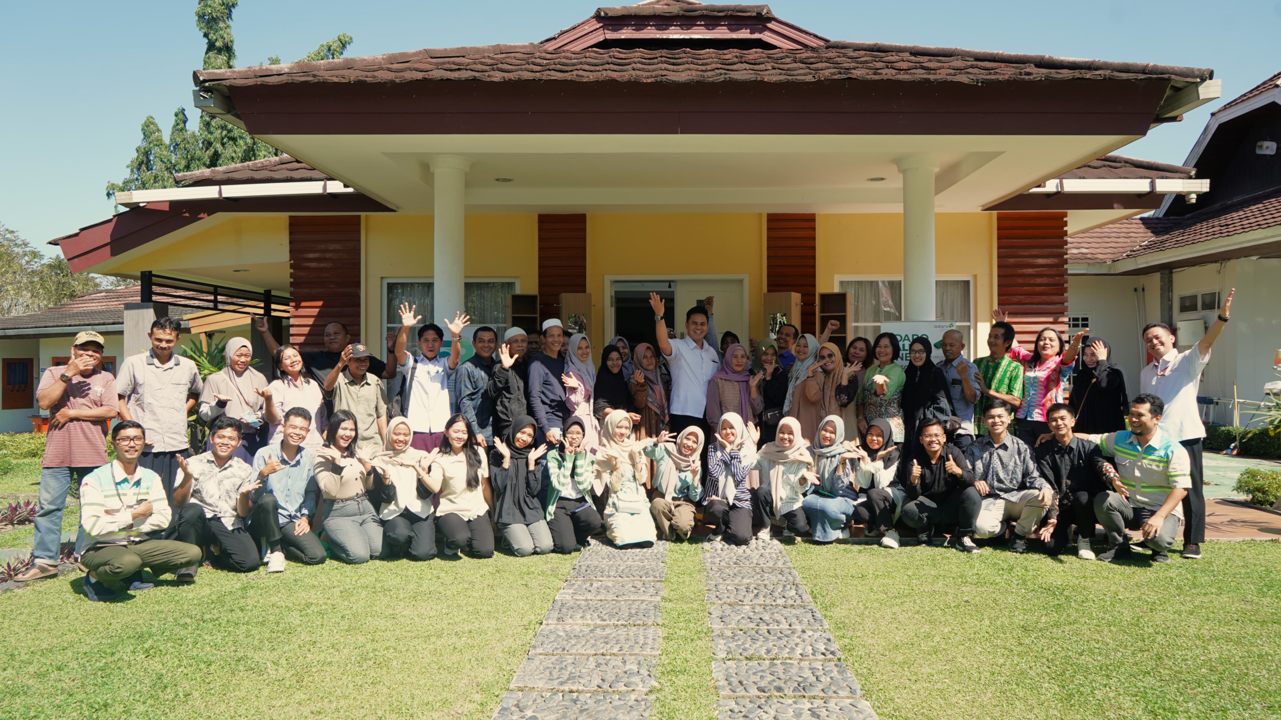 SIAP MENUNTUT ILMU:Para mahasiswa penerima BUD IPB-Adaro dengan para orang tua berpose bersama saat pelepasan.(Foto-foto:PT Adaro Indonesia)