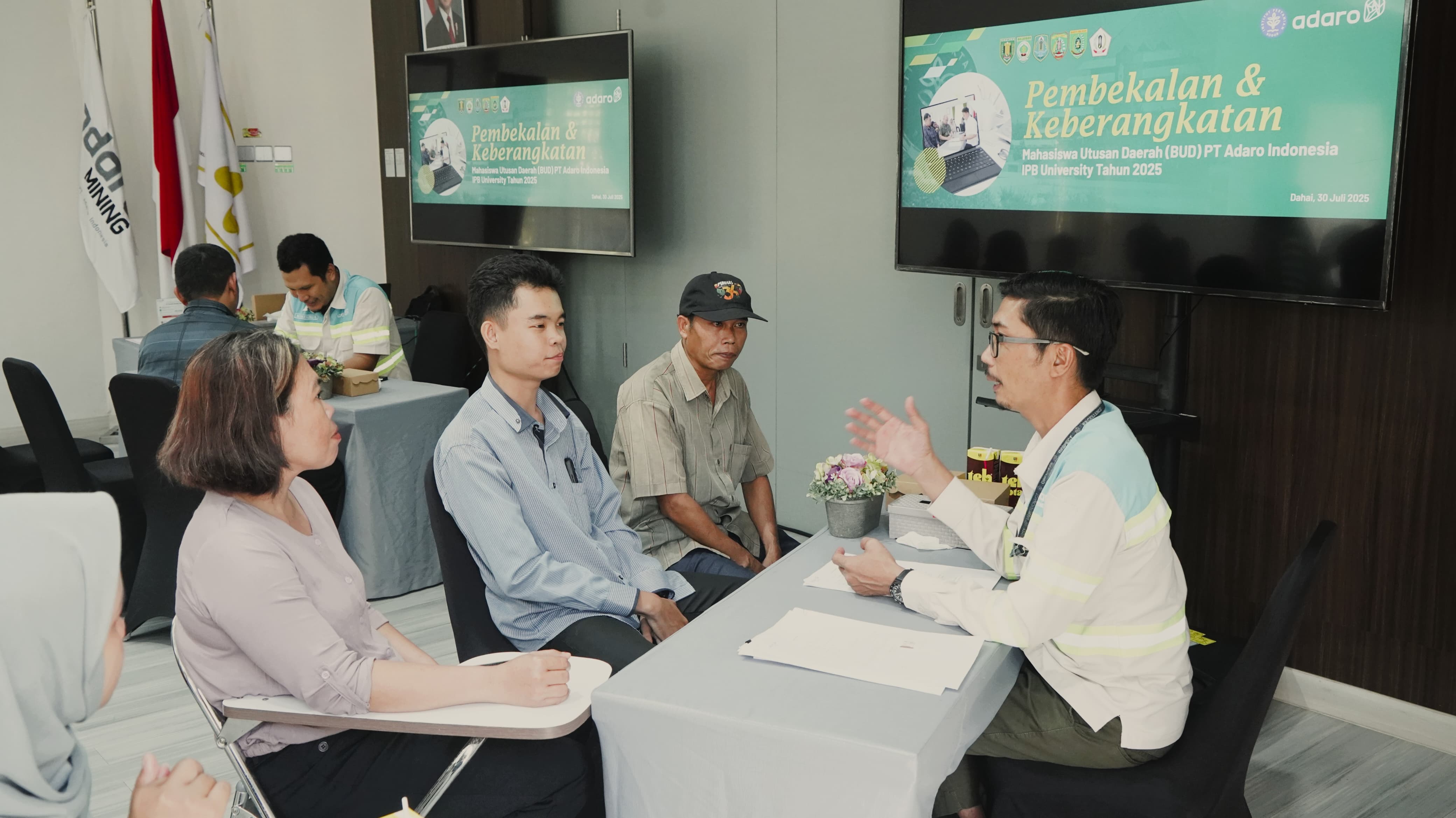 DIBEKALI:CSR Adaro, Ardian Noor (kanan) memberi pembekalan kepada salah satu mahasiswa penerima BUD IPB-Adaro sebelum keberangkatan.