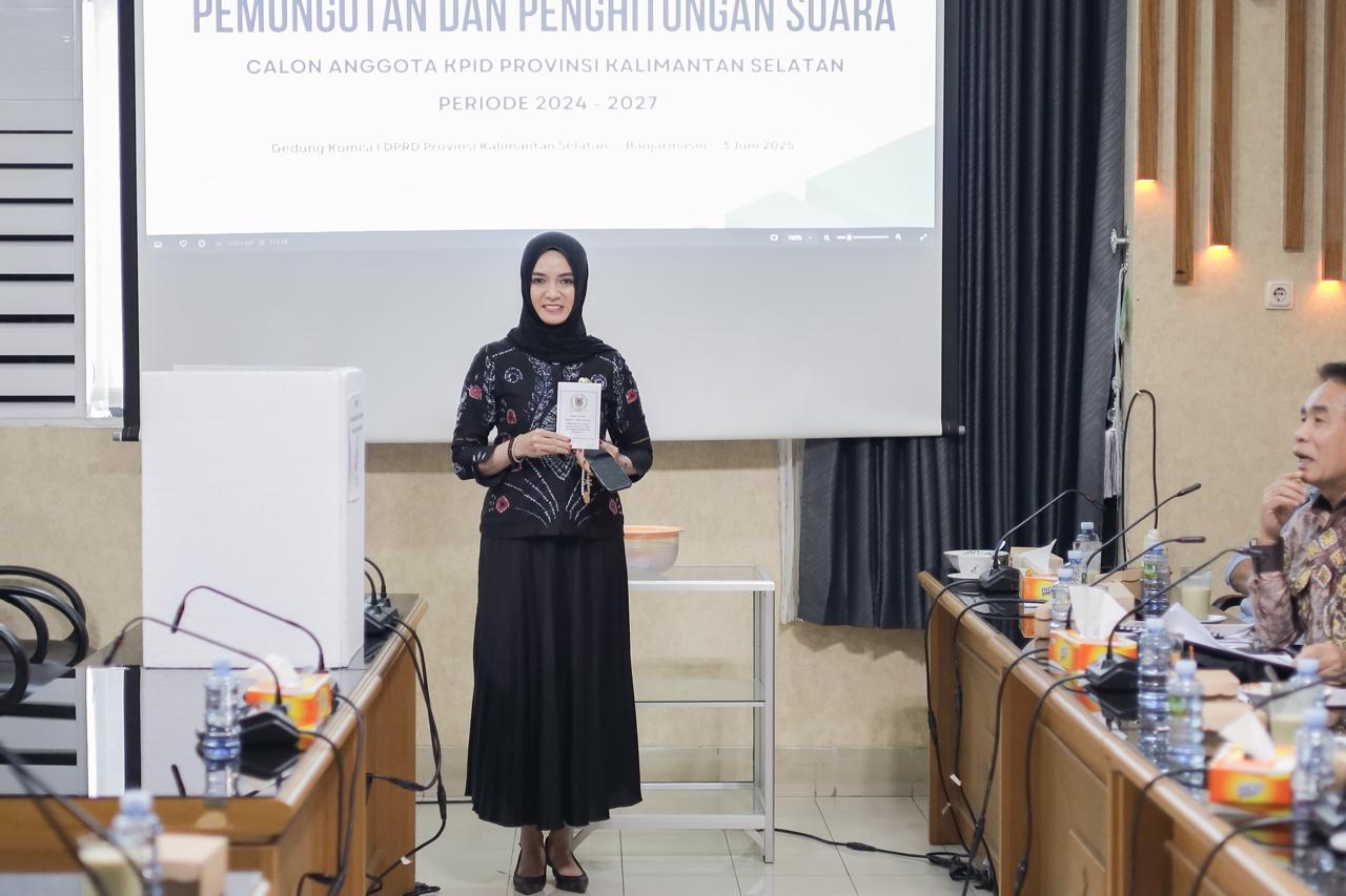 VOTING: Pemilihan Anggota KPID Kalsel periode 2024-2027 lalu yang dilakukan oleh Komisi II DPRD Kalsel. Saat ini, gugatan kembali dilayangkan oleh dua orang peserta ke PTUD Banjarmasin.