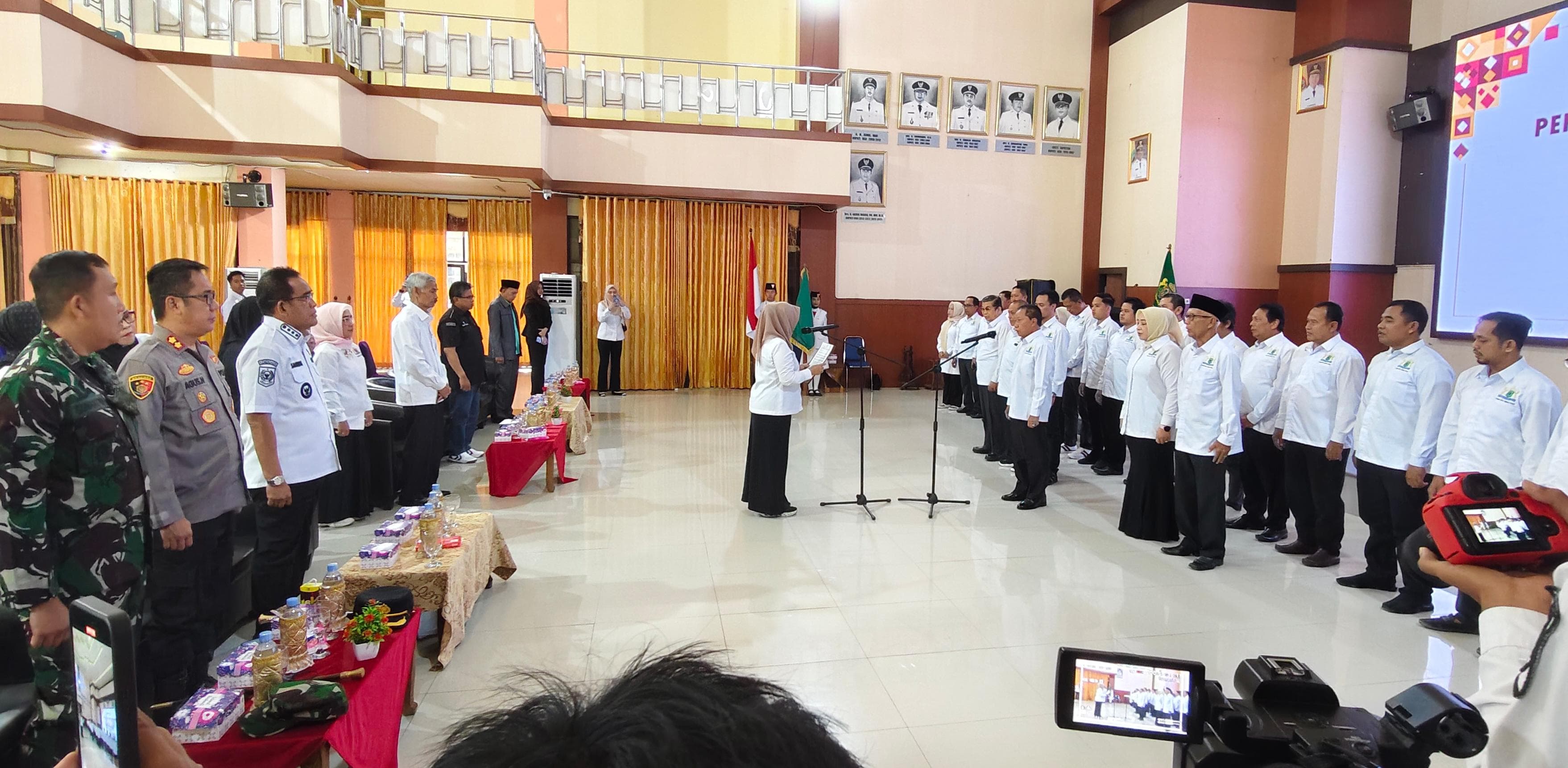 MOMEN: Prosesi pengukuhan ketua dan pengurus Kadin HSU oleh Ketua Kadin Kalsel Hj Shinta Laksmi Dewi di Aula Dr KH Idham Chalid, Rabu (30/7/2025). (Foto: M.Akbar/Radar Banjarmasin)
