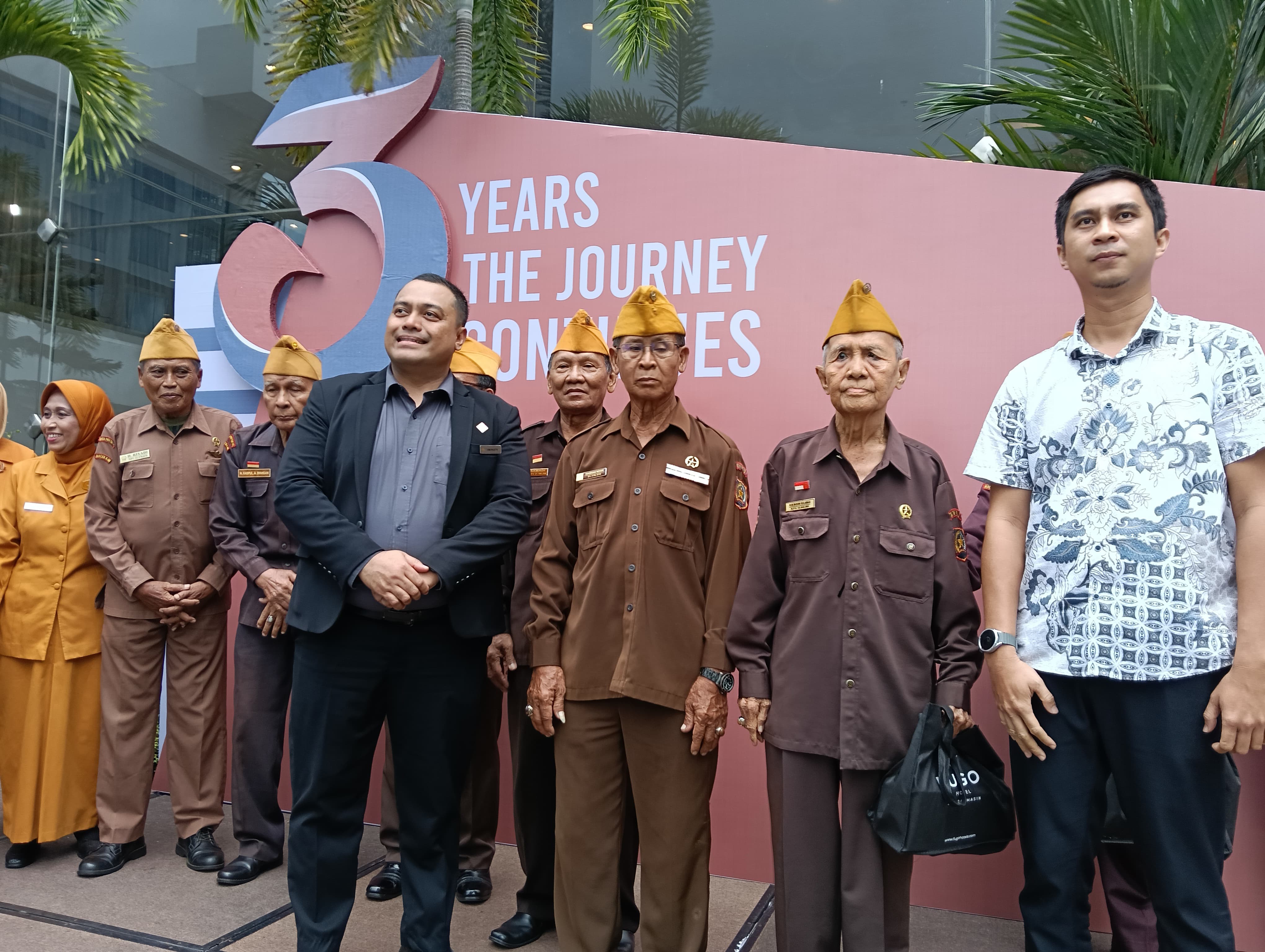 MOMEN KHUSUS:GM FUGO Hotel Banjarmasin, Dono Prasetyo berfoto bersama Komunitas Veteran Pejuang Kemerdekaan.