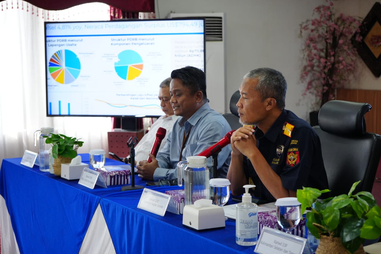 BUKA DATA:Kepala DJPb Kalsel, Catur Ariyanto Widodo memaparkan kondisi APBN di Kalsel di Semester I 2025, beberapa waktu lalu.(Foto:Afifah)