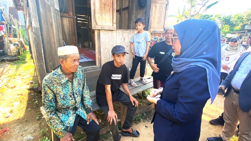 DIBEDAH: Wali Kota Banjarbaru, Erna Lisa Halaby saat menyambangi rumah warga yang akan direhab di Kecamatan Cempaka, Kamis (31/7).