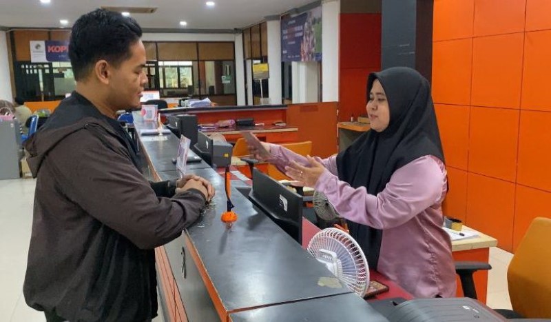 CAIR: Penerima bantuan mencairkan BSU di kantor cabang utama PT Pos Indonesia di Jalan Lambung Mangkurat, Banjarmasin Tengah.