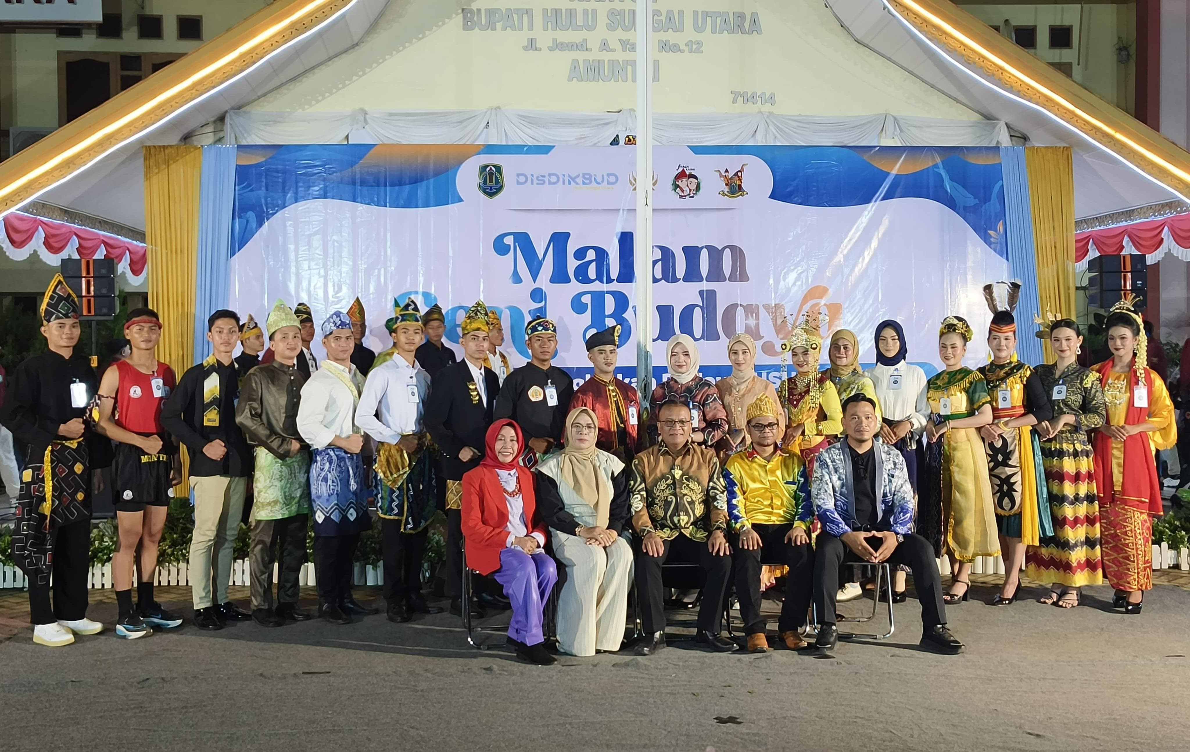 MOMEN:Nanang Galuh 2025 Kabupaten HSU foto bersama dengan Kadisdikbud HSU dan Dewan Juri, usai tampil dalam malam seni dan bakat di Halaman Kantor Bupati HSU, Rabu (30/7/2025)