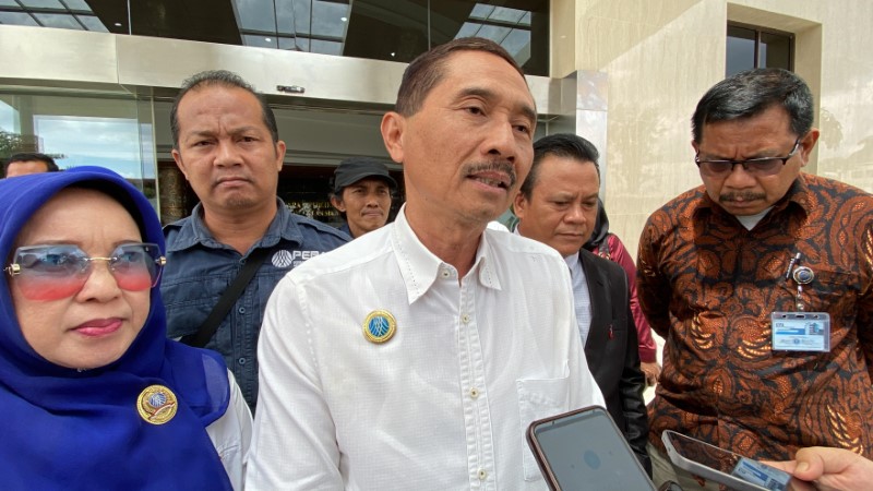 MELAPOR: Ketua Peradi Banjarmasin menjelaskan laporan dugaan pelanggaran prosedur penangkapan anggotanya oleh Polres Barito Kuala ke Propam Polda Kalsel, Kamis (31/7/2025).