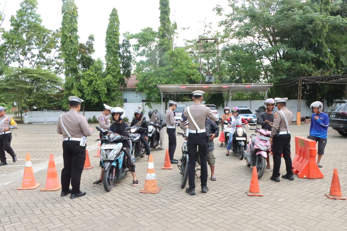 CARI PELANGGARAN: Anggota Polres HST saat menggelar Operasi Patuh Intan tahun 2025. (Foto: Humas Polres untuk Radar Banjarmasin).